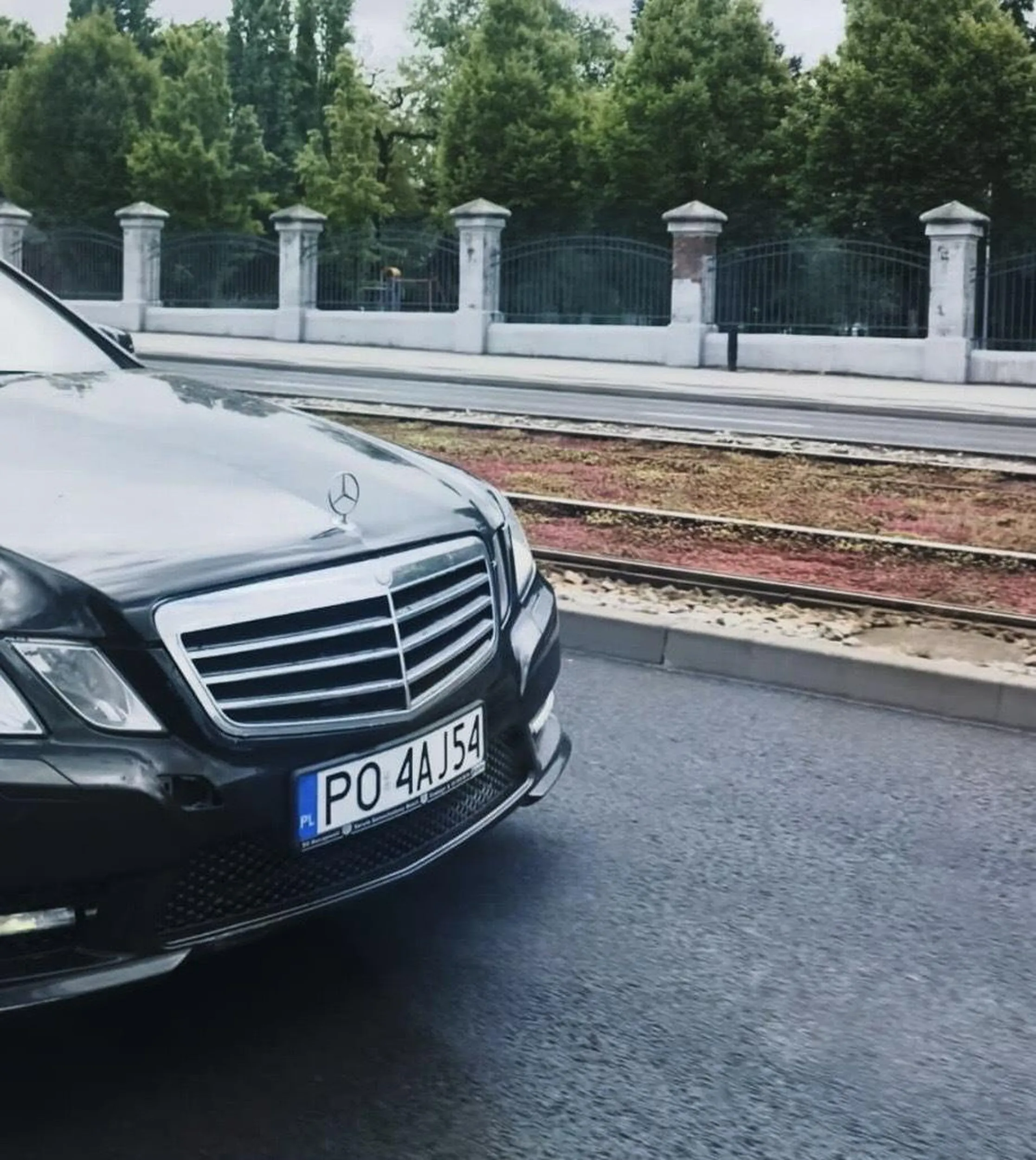 Po incydencie z tym agresywnym to mało powiedziane kierowcą, zaopatruję się obowiązkowo w kamerkę. Po subtelnym klaksonie w kierunku tego samochodu w celu zwrócenia uwagi, iż światło z czerwonego zmieniło się na zielone, kierowca tego samochodu wymusił ostre hamowanie jak sam później przyznał wykłócając się przy otwartym oknie „jakby w niego wjechano to nie jego wina”, oczywiście dlatego zachowano bezpieczny odstęp i do stłuczki nie doszło. Gestykulacje i zachowanie tego człowieka wskazywały na ewidentny wpływ środków psychoaktywnych, jechał do tego z kilkuletnim dzieckiem w aucie. Groził słownie i wygadywał niespójne i nielogiczne zdania, obrażając przy tym ludzi i grożąc bójką. Uważajcie na tego kierowcę i mam nadzieję że kiedyś odpowie za swoje zachowanie.