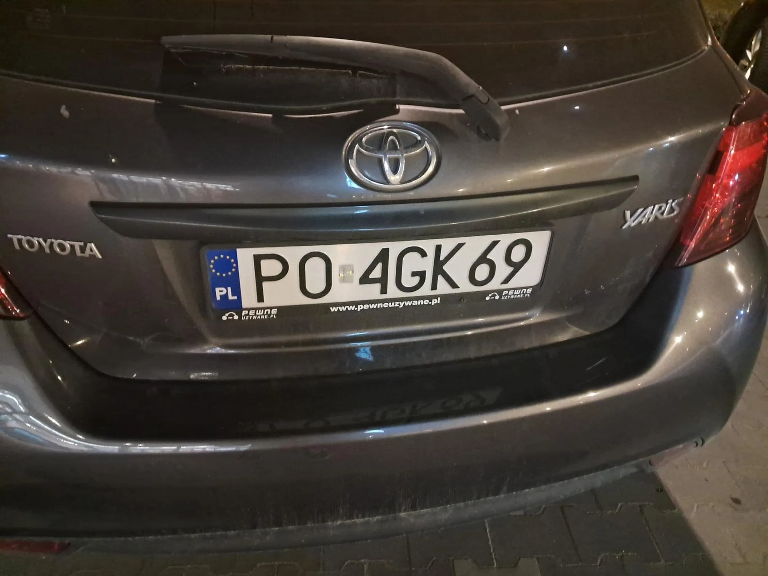 Proszę uważać na kobietę poruszająca się tym pojazdem ewidentnie jest coś z nią nie tak. Wjechała na przejście dla pieszych, na którym się znajdowaliśmy i milimetry uchroniły nas przed potrąceniem przez tą kobietę. Po zwróceniu uwagi że byłyśmy na pasach a ona prawie w nas wjechała, stwierdziła że to nasz wina. Zalecam tej pani skontaktowanie się z jakimś specjalista bo ewidentnie jest z nią nie tak.