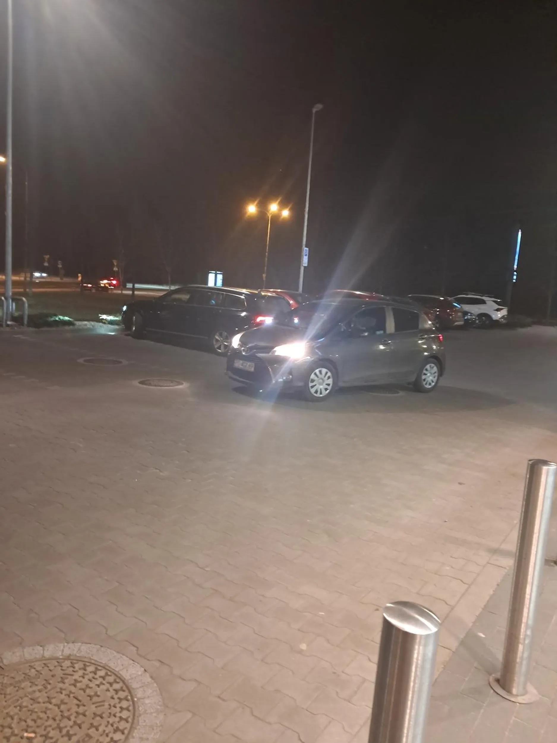 Proszę uważać na kobietę poruszająca się tym pojazdem ewidentnie jest coś z nią nie tak. Wjechała na przejście dla pieszych, na którym się znajdowaliśmy i milimetry uchroniły nas przed potrąceniem przez tą kobietę. Po zwróceniu uwagi że byłyśmy na pasach a ona prawie w nas wjechała, stwierdziła że to nasz wina. Zalecam tej pani skontaktowanie się z jakimś specjalista bo ewidentnie jest z nią nie tak.