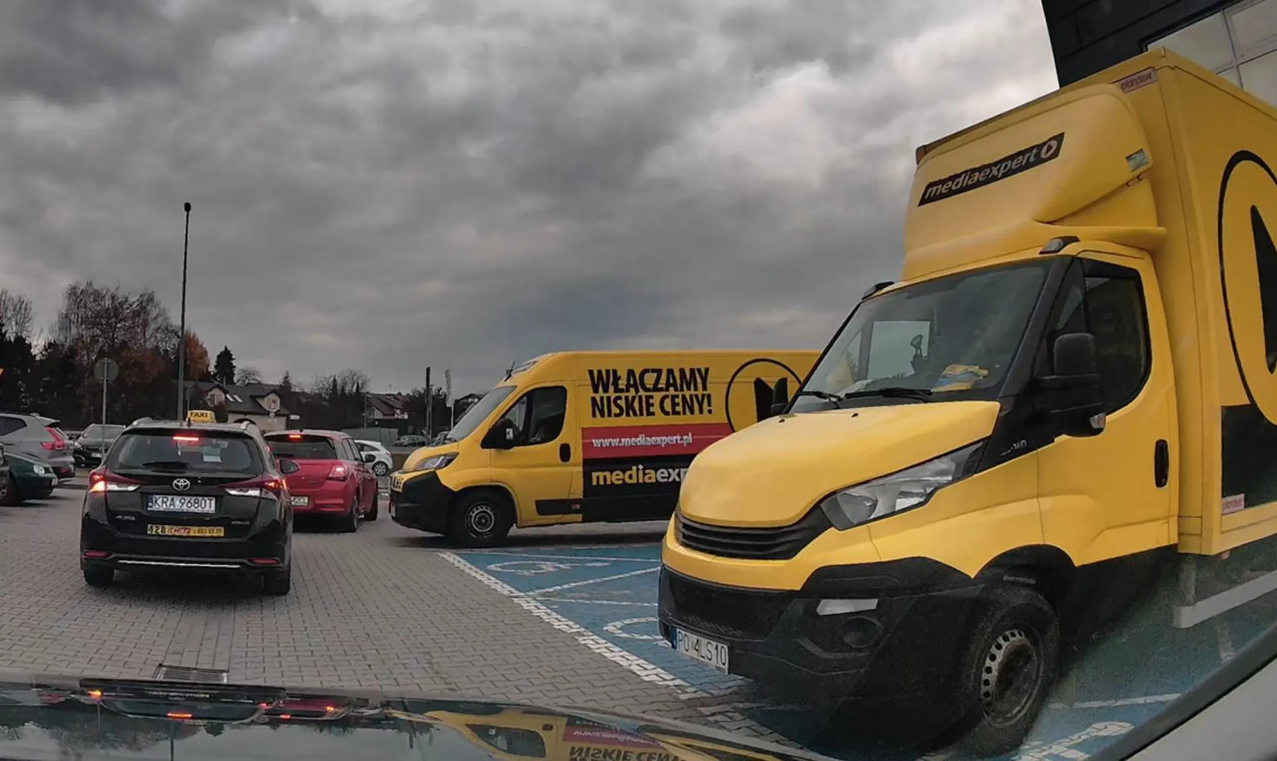 głąb parkuje na miejscach dla niepełnosprawnych