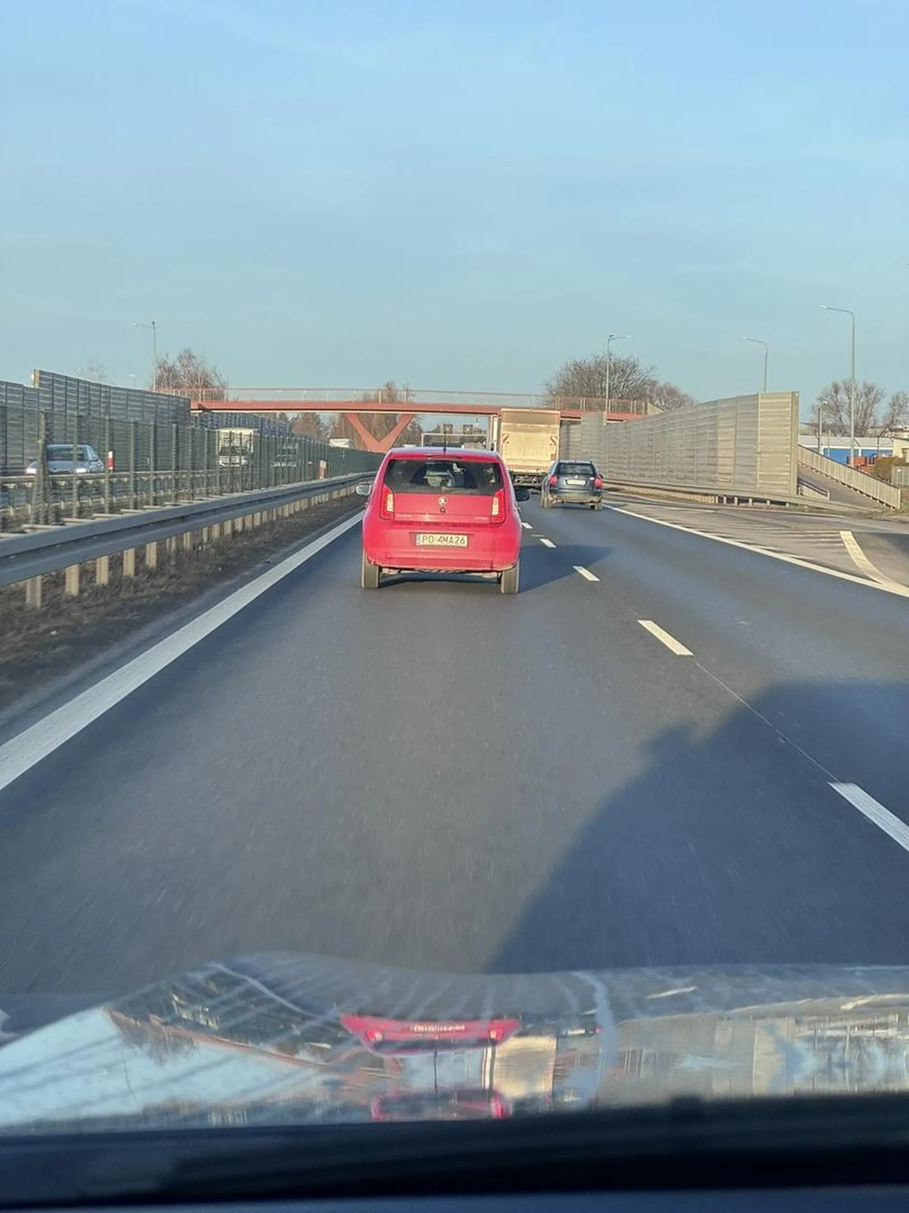 Tnie 90/h na S11 lewym pasem choć prawy pusty... Jak mrugniesz światłami żeby zjechał CYMBAŁ specjalnie gwałtownie Hamuje. Miszcz kierownicy...