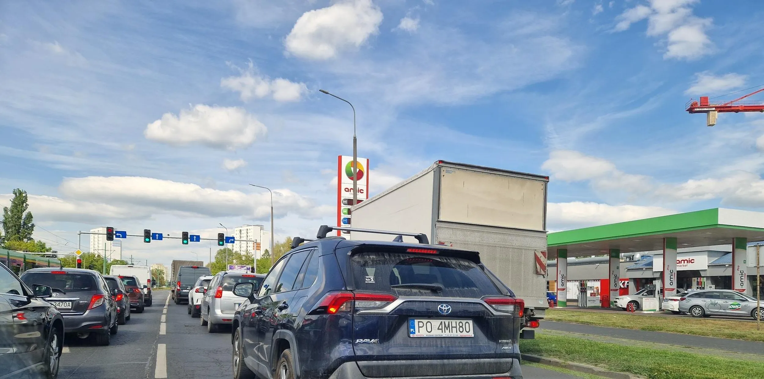 Wymusza pierwszeństwo