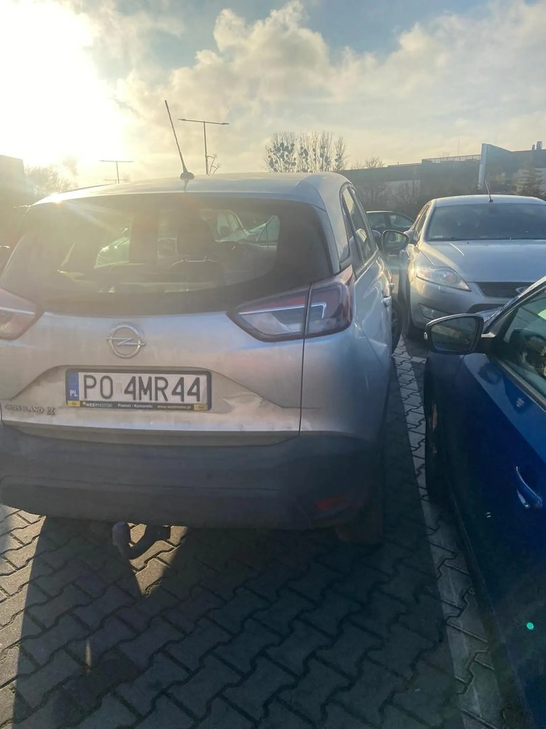 Chyba najgorszy egoistyczny kierowca, który myśli tylko sam o sobie. Parkując na parkingu nie myśli w ogóle o innych użytkownikach. Po prośbach o przeparkowanie, stwierdza że nie ma czasu. Oby kiedyś sam musiał kombinować z wejściem do swojego auta.