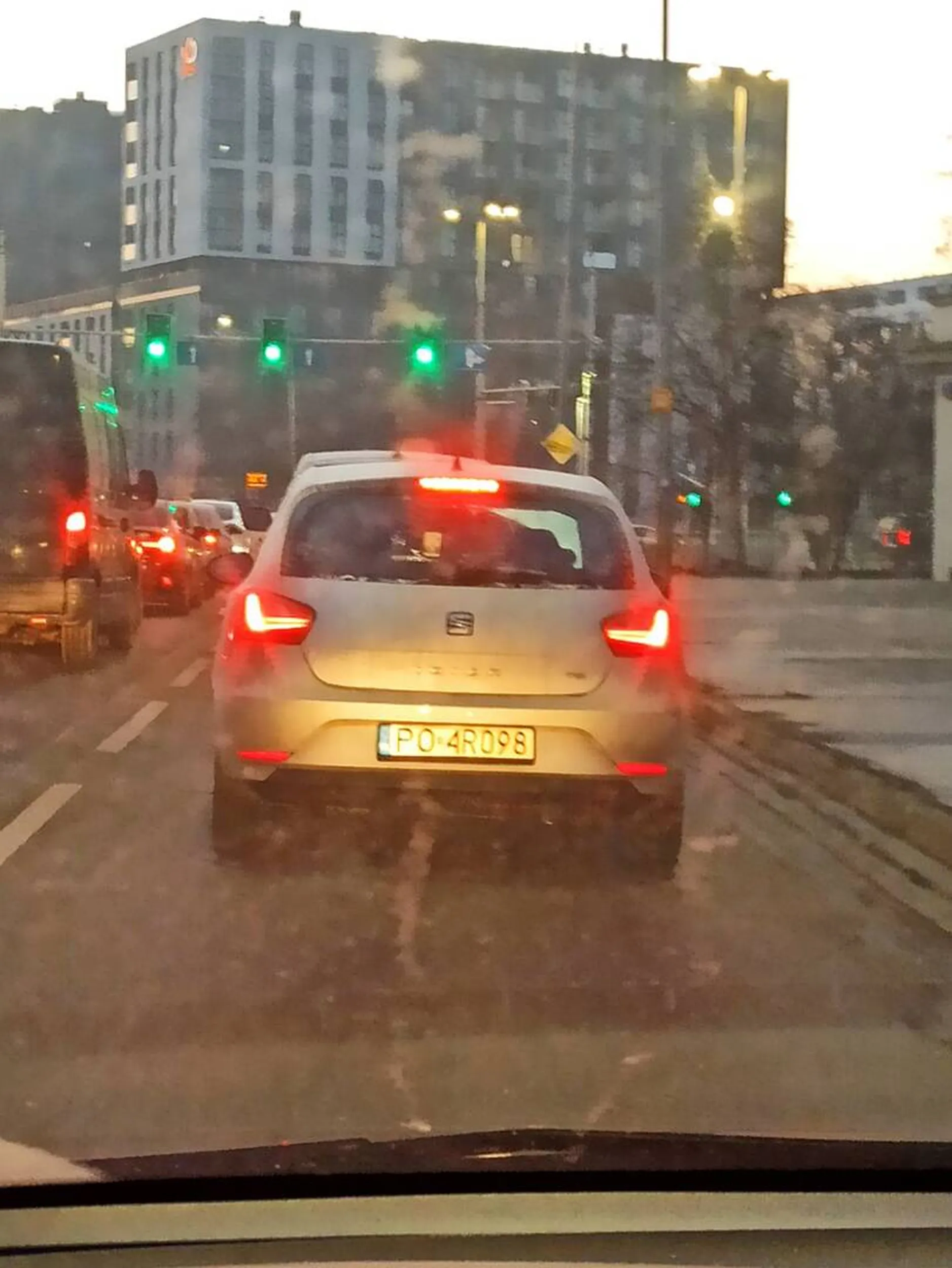 Na ul. Legnickiej we Wrocławiu, najpierw wymusił pierwszeństwo dynamicznie zmieniając pas tuż przede mnie, zmuszając mnie do gwałtownego hamowania, żeby chwilę później niemal we mnie wjechać, ponownie zmieniając pas, na ten którym jechałem bez patrzenia w lusterko. Kierowca jeździ szybko i nieuważnie. Gdyby nie to, że niemal we mnie wjechał pewnie nie zostawiłbym tu komentarza.