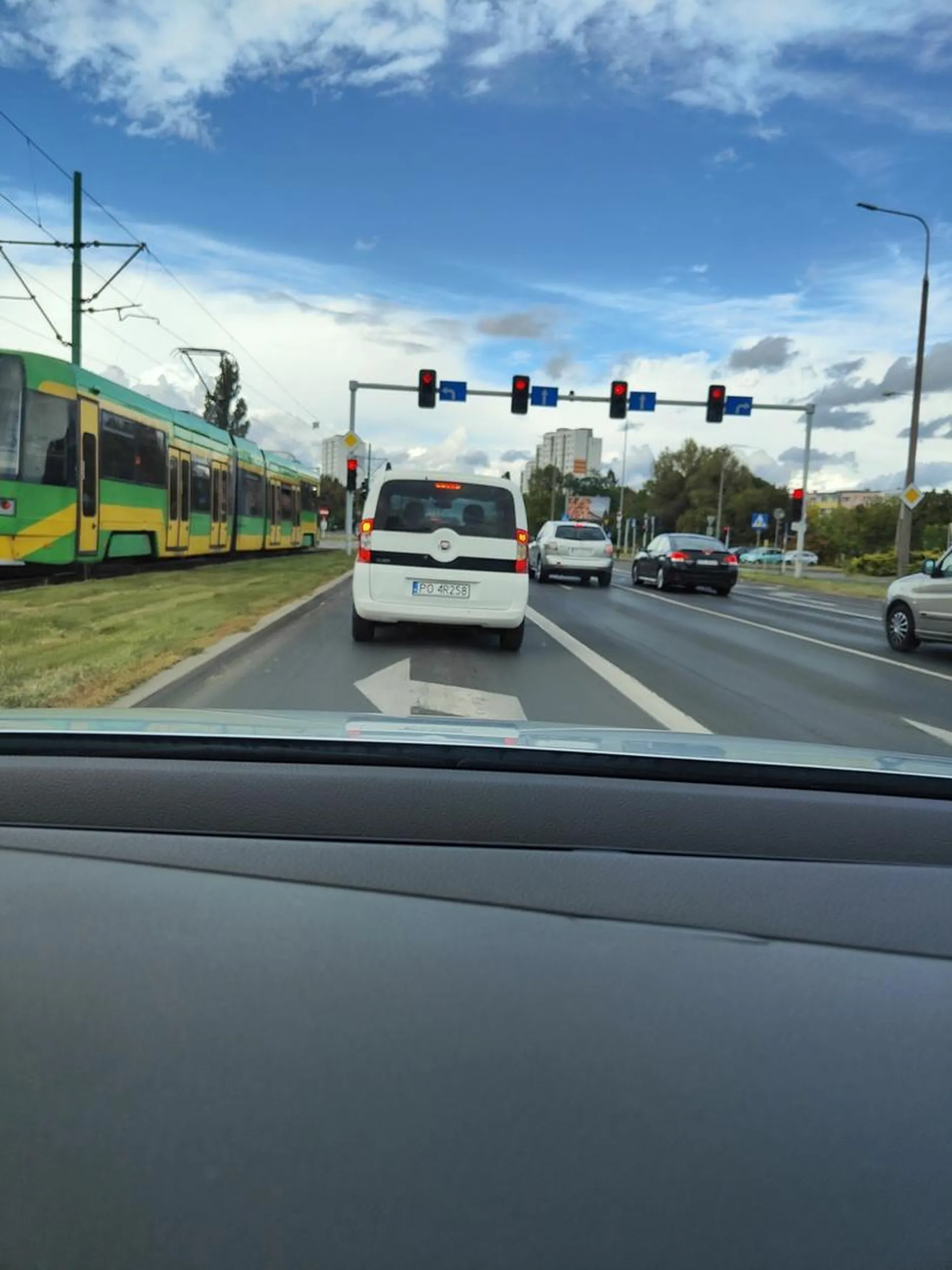 Zajechała mi drogę koło Selgrossu na ciągłej z uśmiechem na twarzy. Baba w okularach