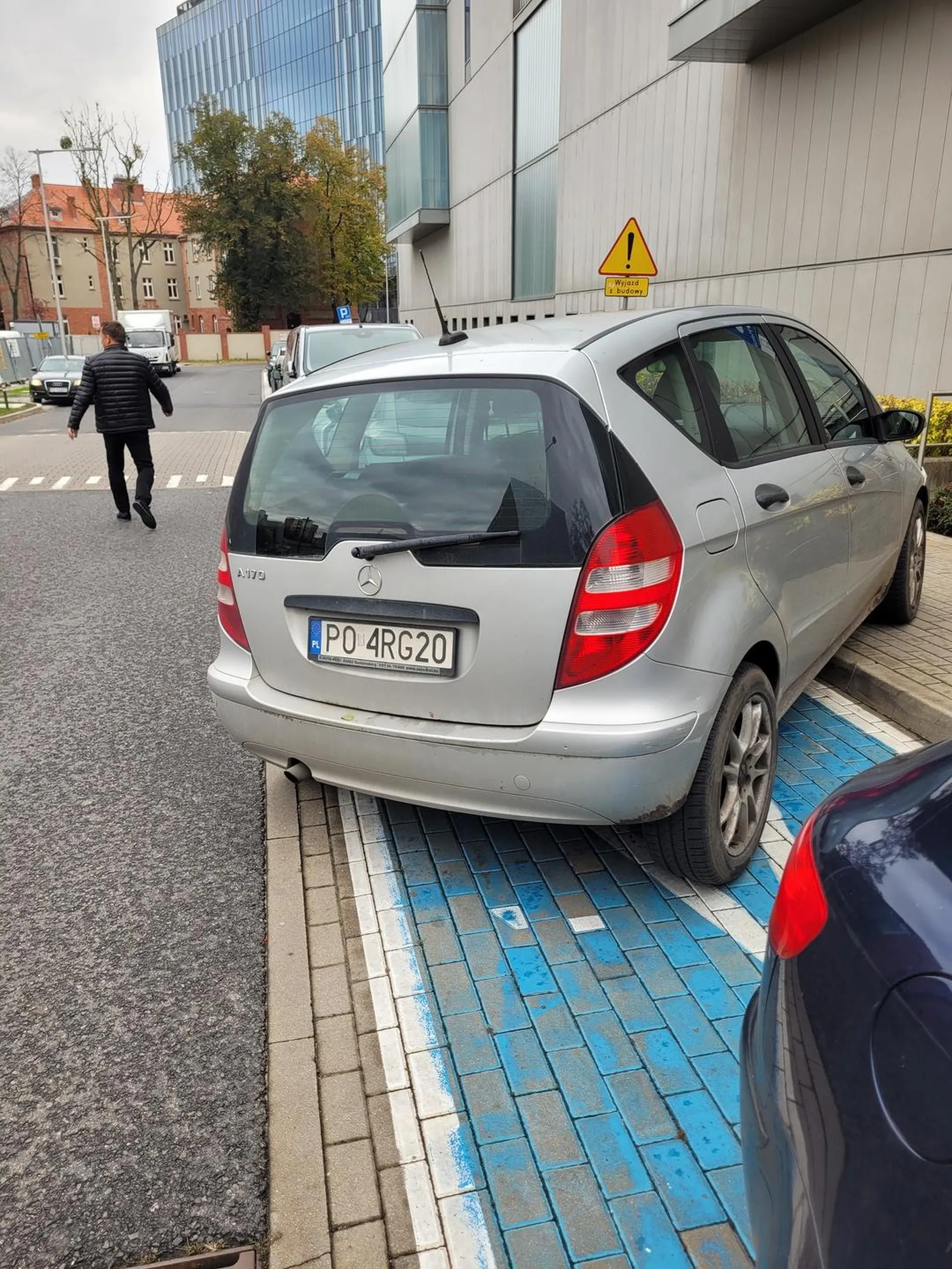 Parkuje na miejscach dla osób niepełnosprawnych bez uprawnień, na przypomnienie o karcie pyta o jaką kartę chodzi. Następnie przechodzi do wulgaryzmów.