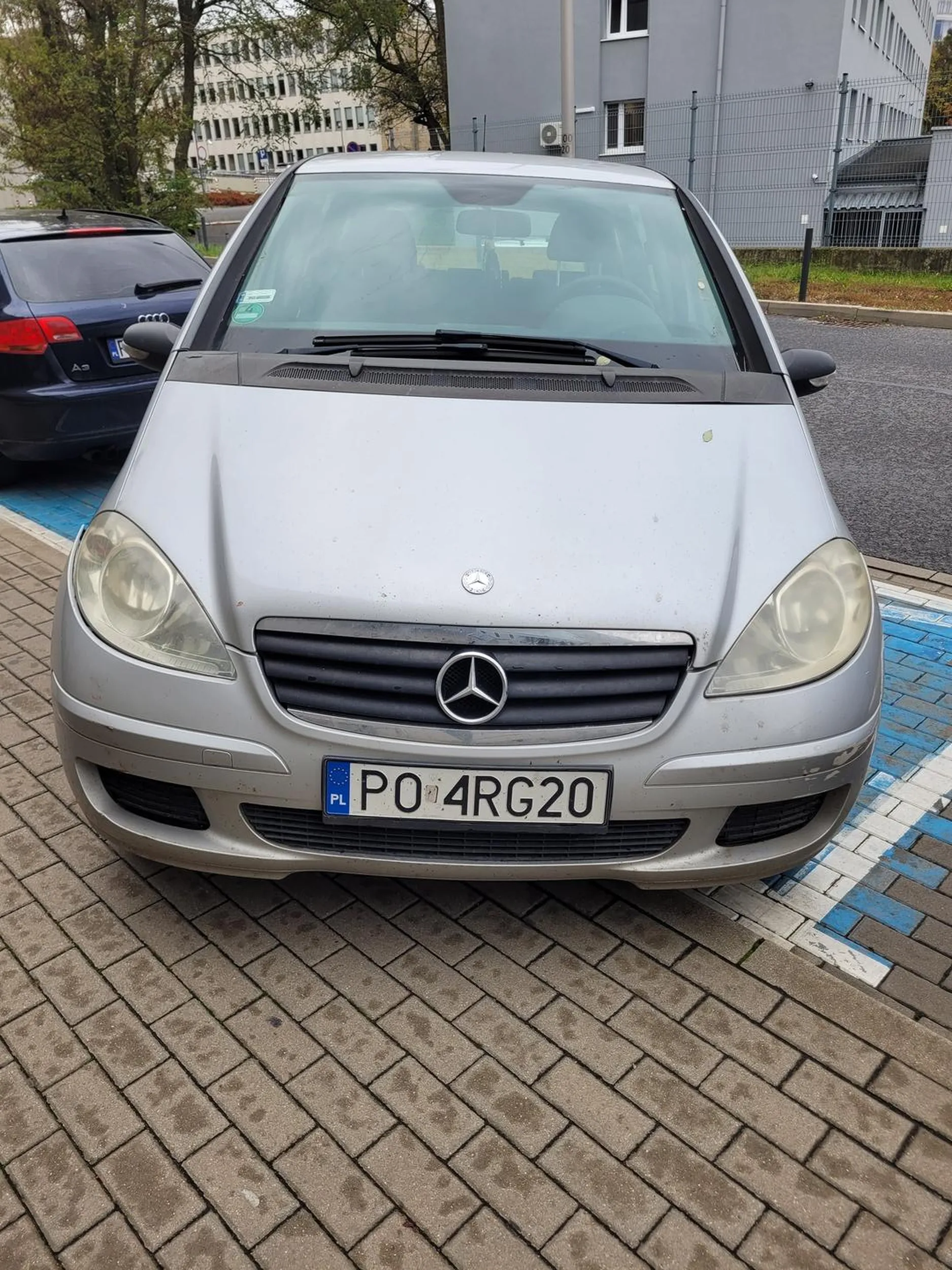 Parkuje na miejscach dla osób niepełnosprawnych bez uprawnień, na przypomnienie o karcie pyta o jaką kartę chodzi. Następnie przechodzi do wulgaryzmów.