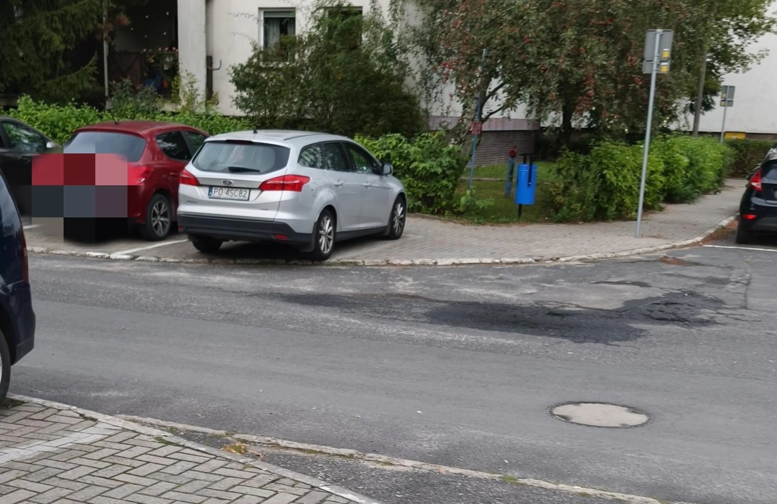 Poza wyznaczonym miejscem i na skrzyzowaniu