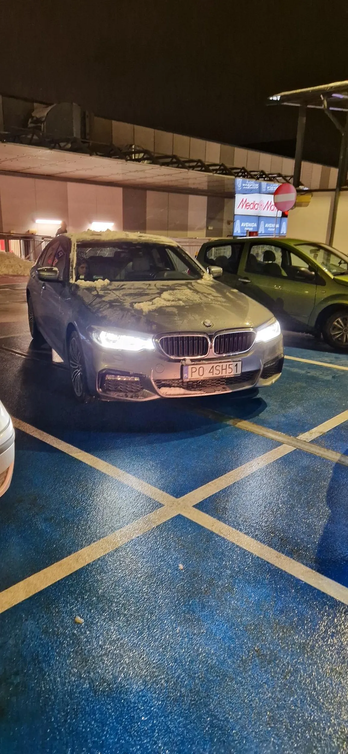 Koleżka nie chyba mocno niepełnosprawny. Tak zwany jackpot. Wielka wygrana!! AUTOMATY! Bez plakietki, nie w liniach, to jeszcze zostawiony silnik na chodzie bez kierowcy (powyżej jednej minutki bo przecież on tylko na minutkę) . Chyba że jest tak nikczemnego wzrostu że nie wystawał zza kierownicy