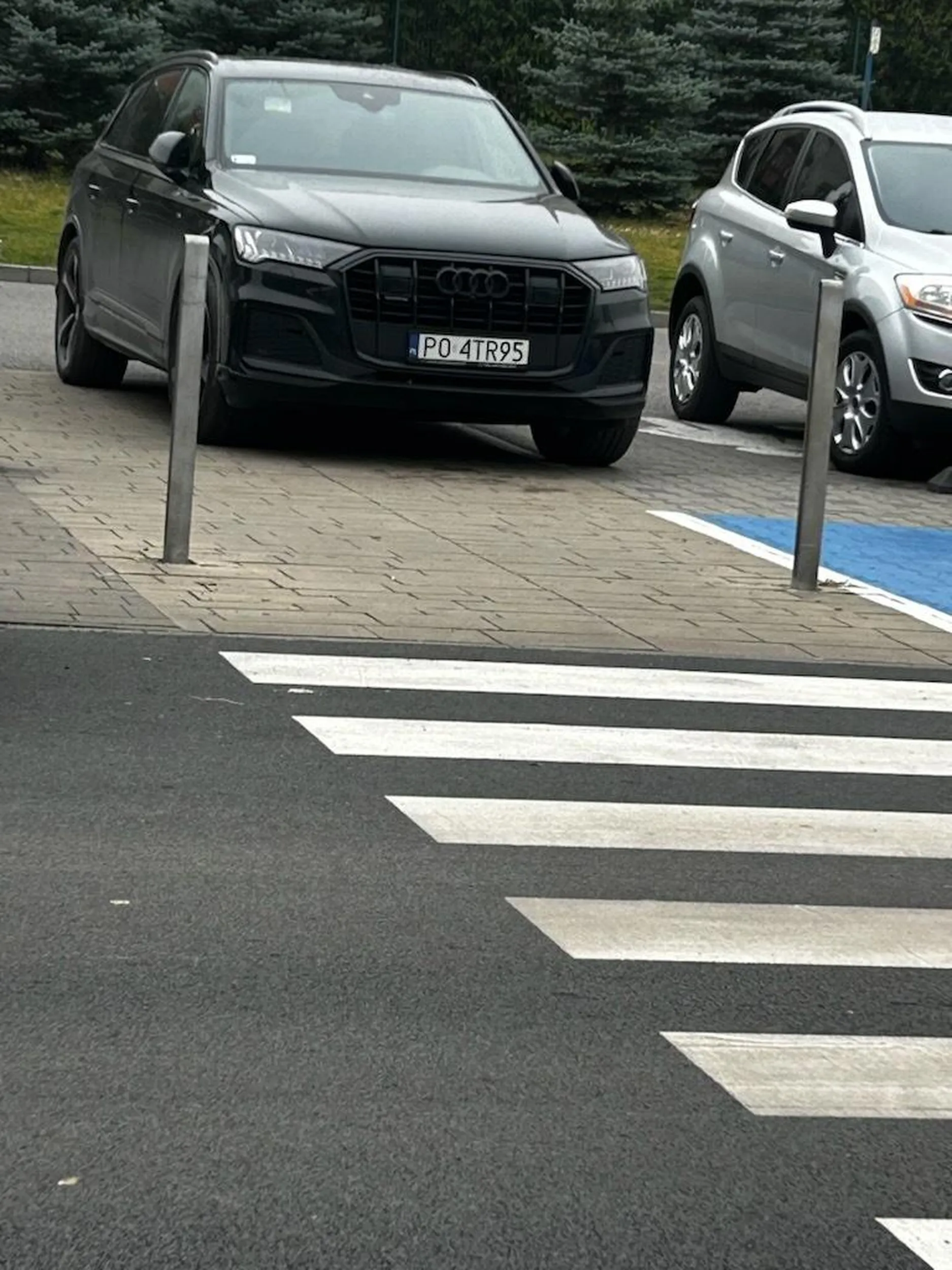 To że masz drogi samochód nie uprawnia cię do parkowania na chodniku