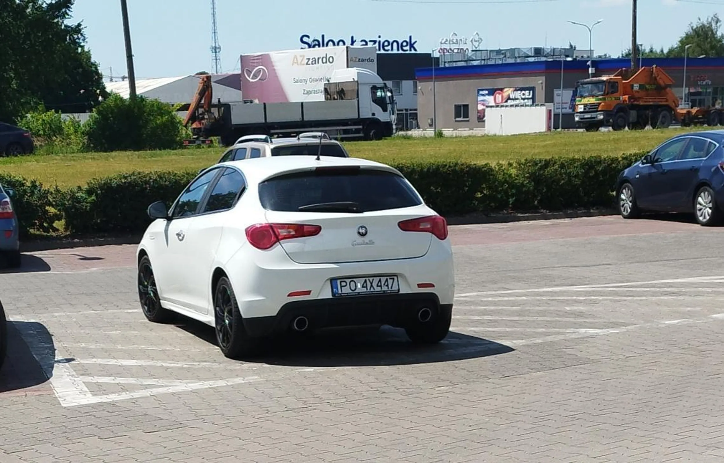 Masz problemy ze wzrokiem to do specjalisty i na kurs bo te linie cos oznaczaja i nie jest to miejsce parkingowe.