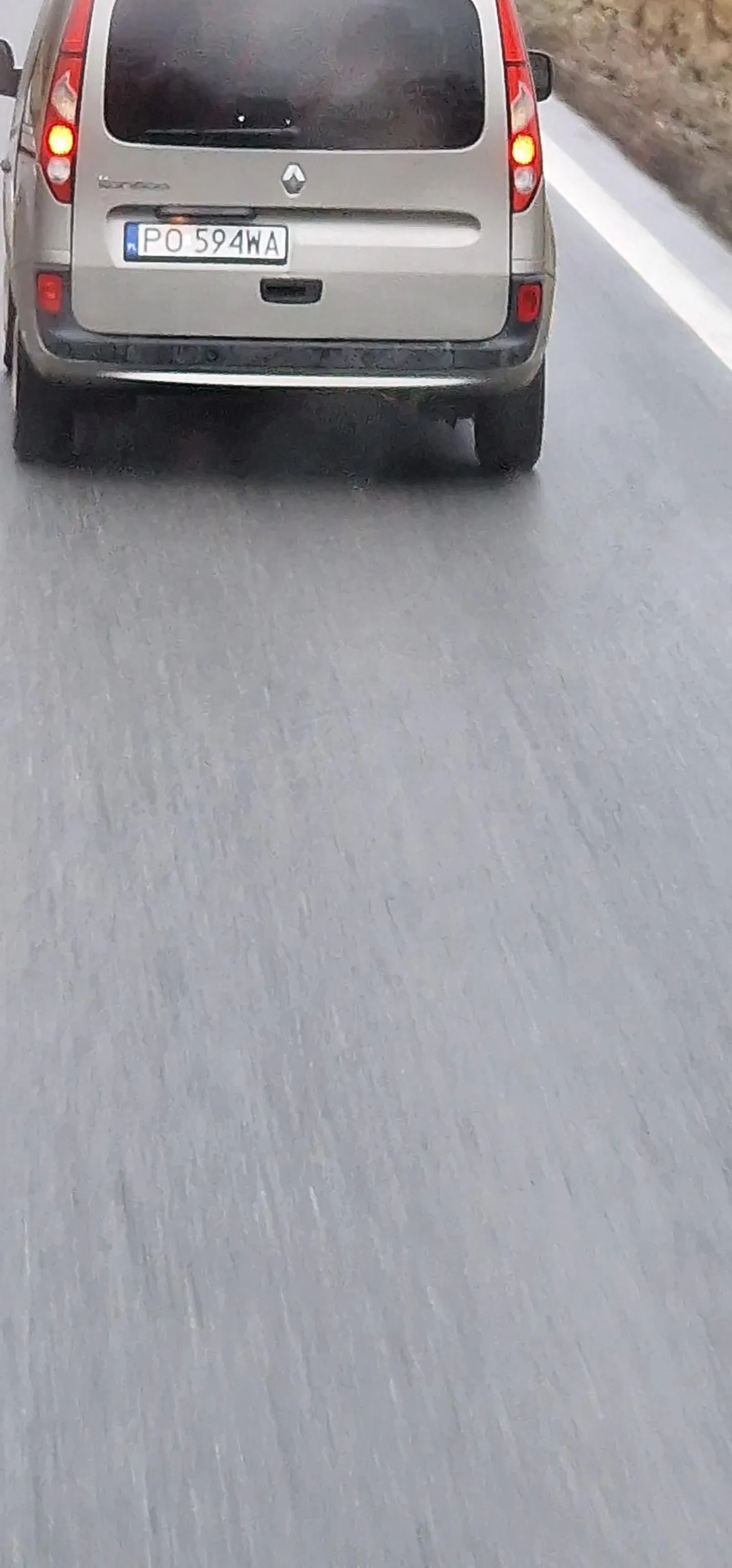 Przyspiesza podczas wyprzedzania. Potem hamuje tuż przed samą maska