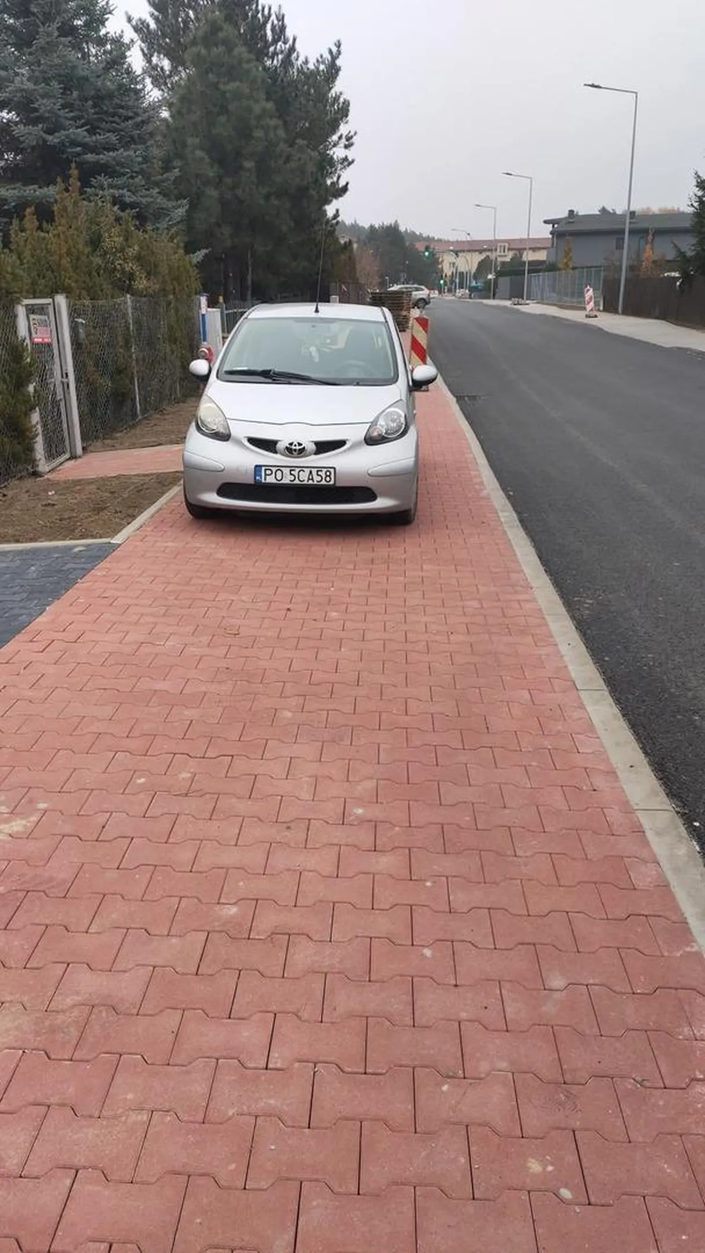 Słyszałeś kiedyś o zasadzie pozostawiania 1,5 m chodnika dla pieszego? Tutaj nie zostawiłeś nawet 20 cm!