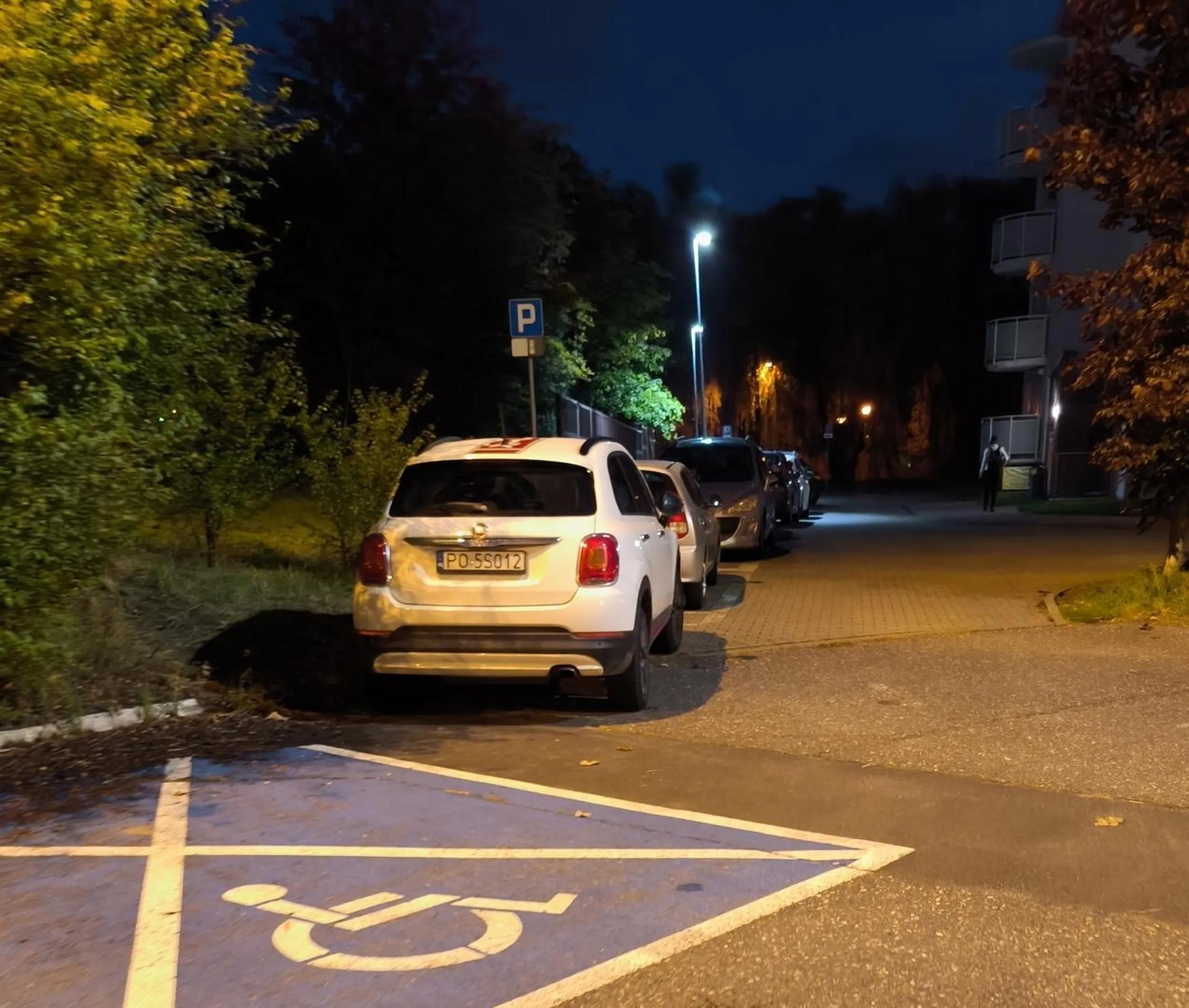 Notorycznie blokuje przejazd parkujac poza wyznaczonym miejscem