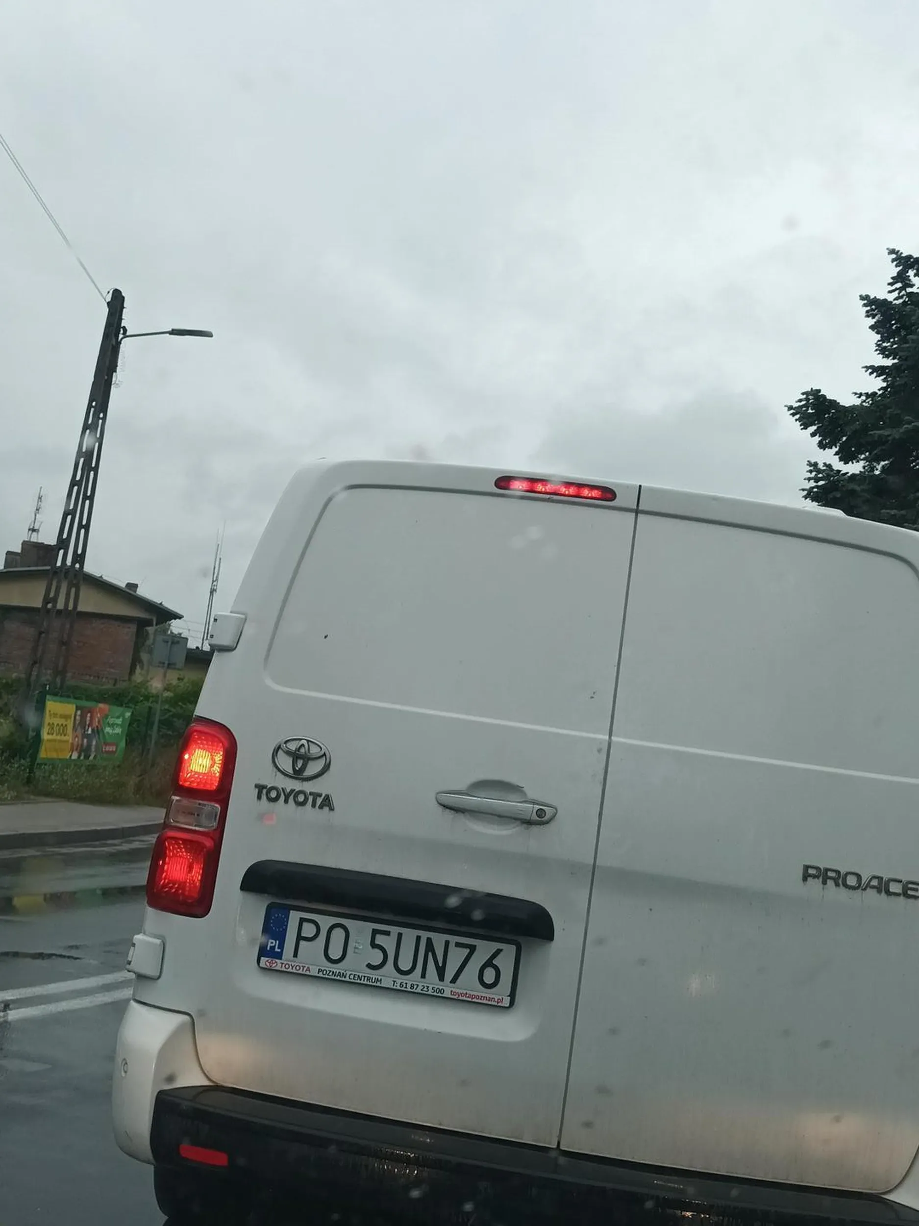 Szeryf drogowy, hamuje, potem wysiada i się sadzi hatfu