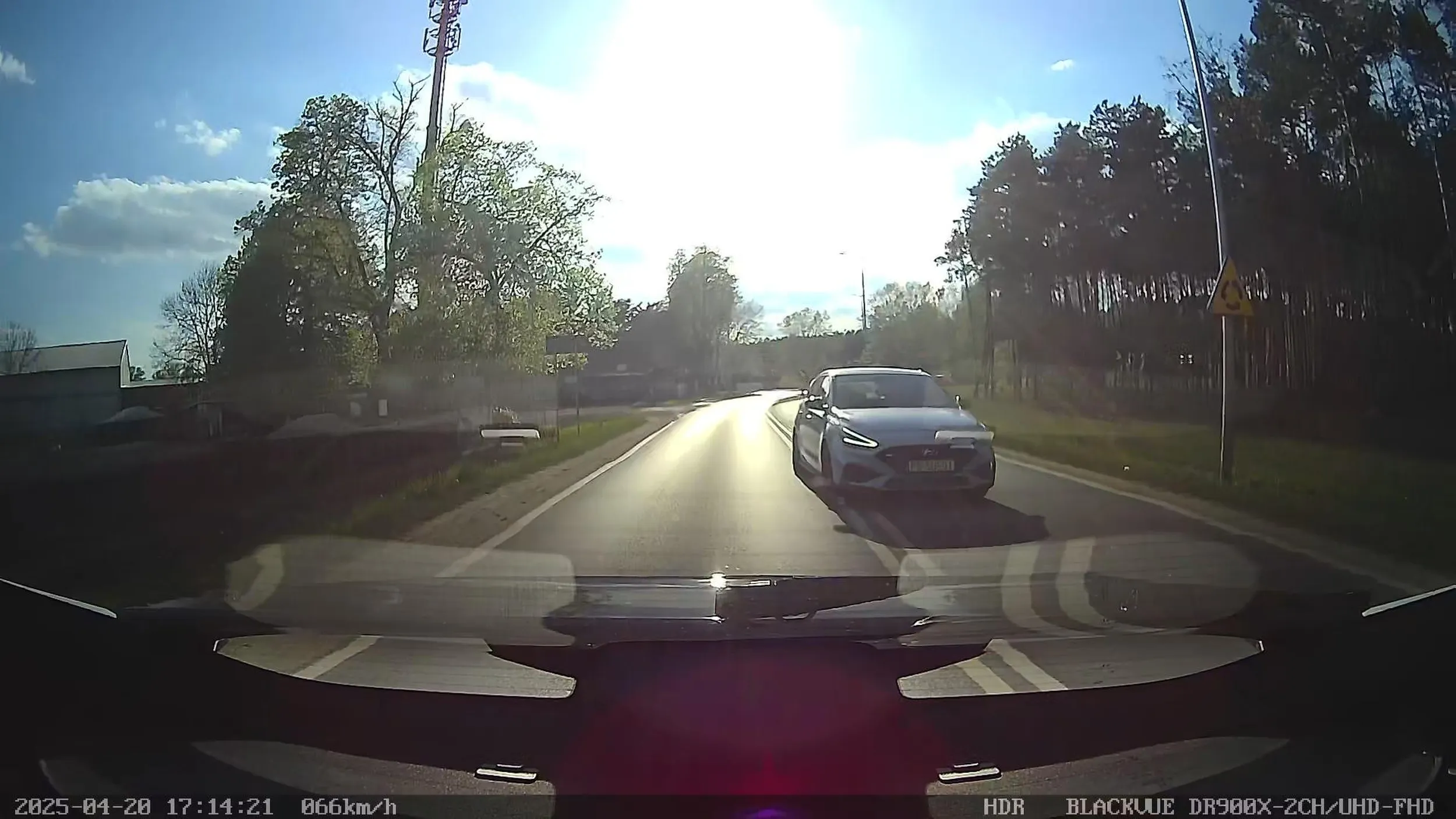 Wyprzedzanie +/- stówą na 50tce na podwójnejnciągłej by 3 sekundy później ledwo się zmieścić w rondzie. Minutę później już grzecznie jak emeryt jechałeś prawym pasem poniżej dopuszczalnej prędkości. Przyznaj się mózgowcu, zestrałeś się jak Tobą rzuciło na tym rondzie co?