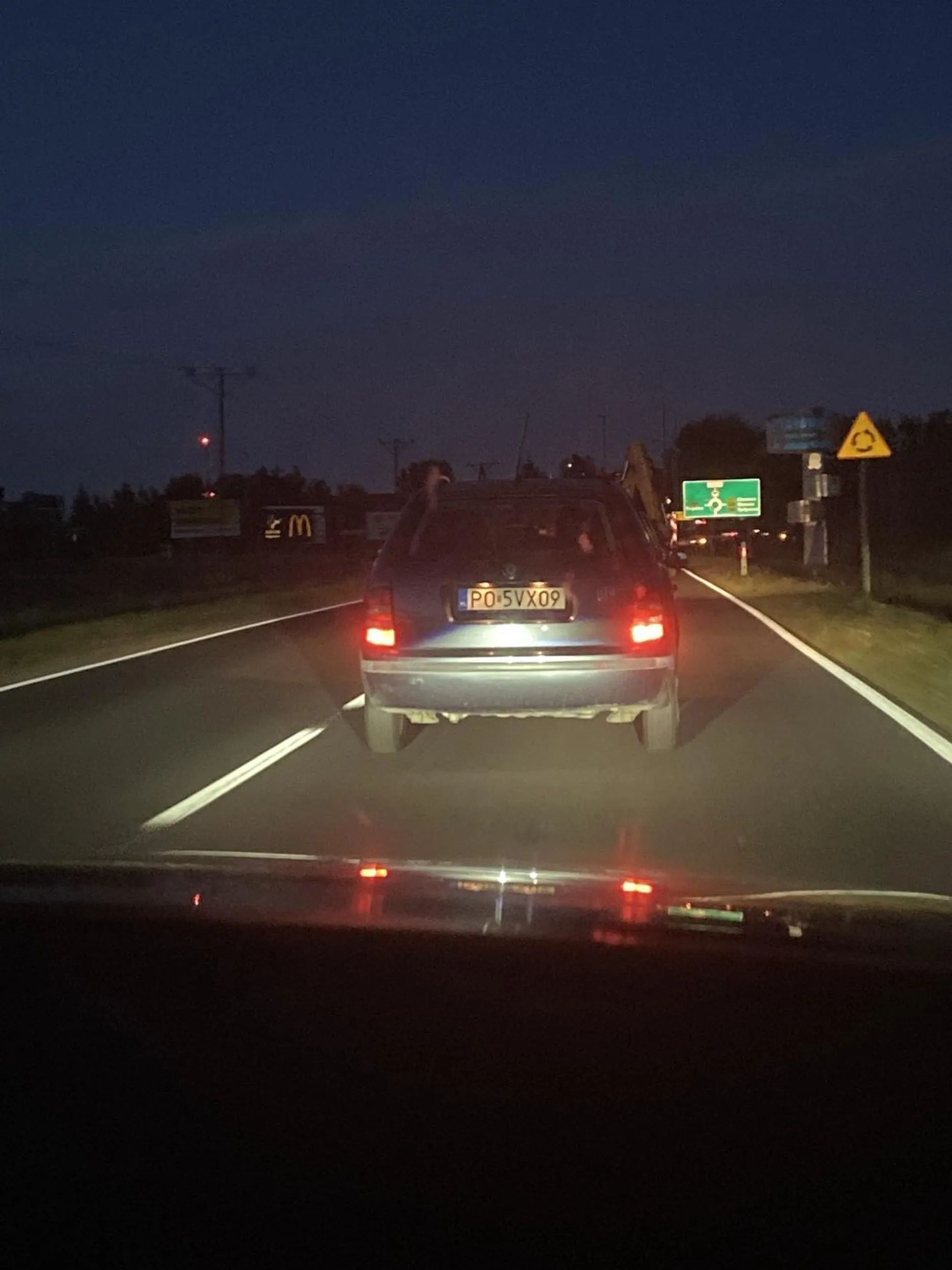 Nikt nie nauczył tego kierowcy płynnej jazdy... raz 40 raz 50. Dramat