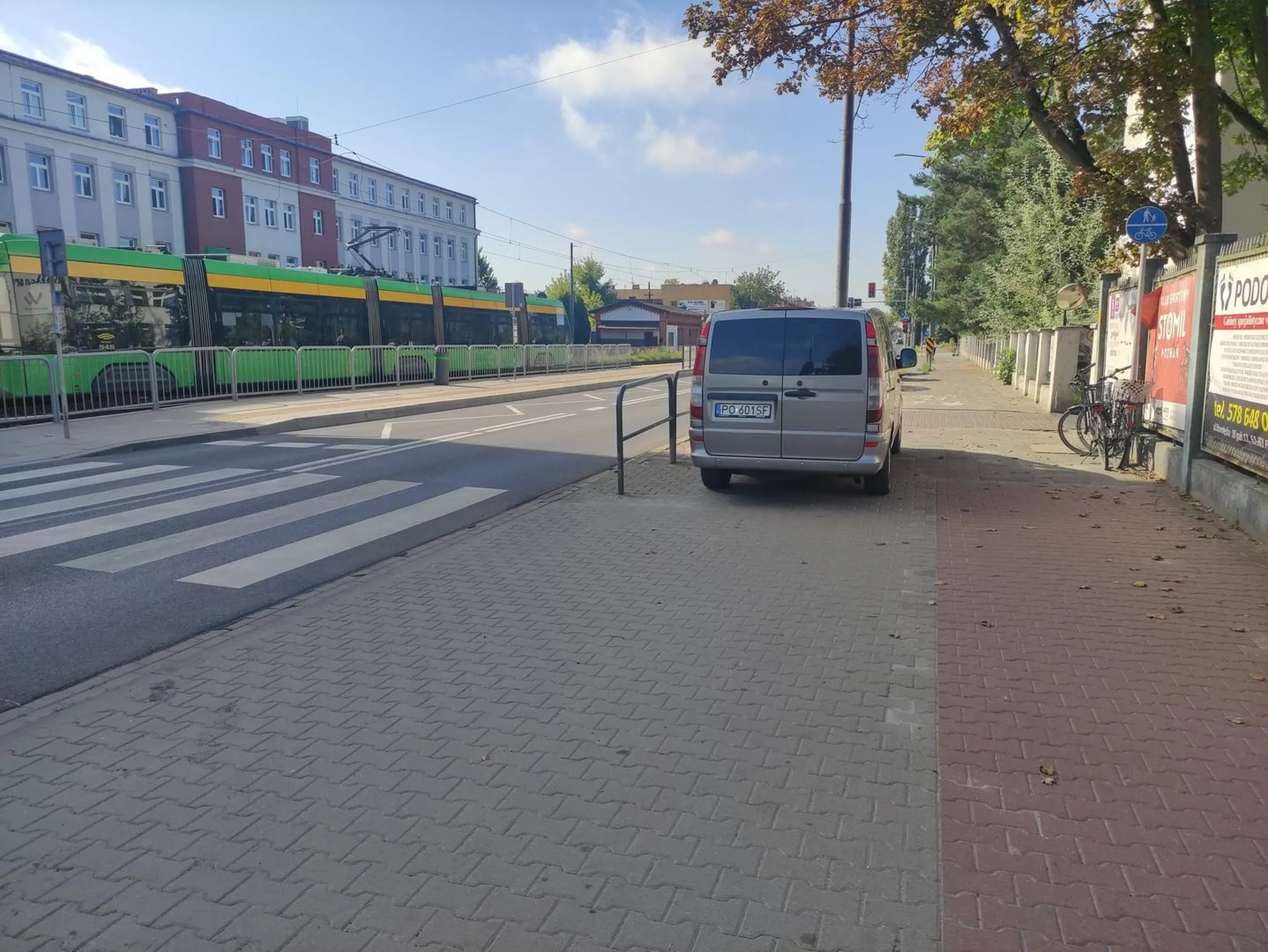 Takie parkowanie jest niezgodne z przepisami - nie zostawiłeś 10m od przejścia dla pieszych, poza tym wjazd i wyjazd po chodniku i PDP.
