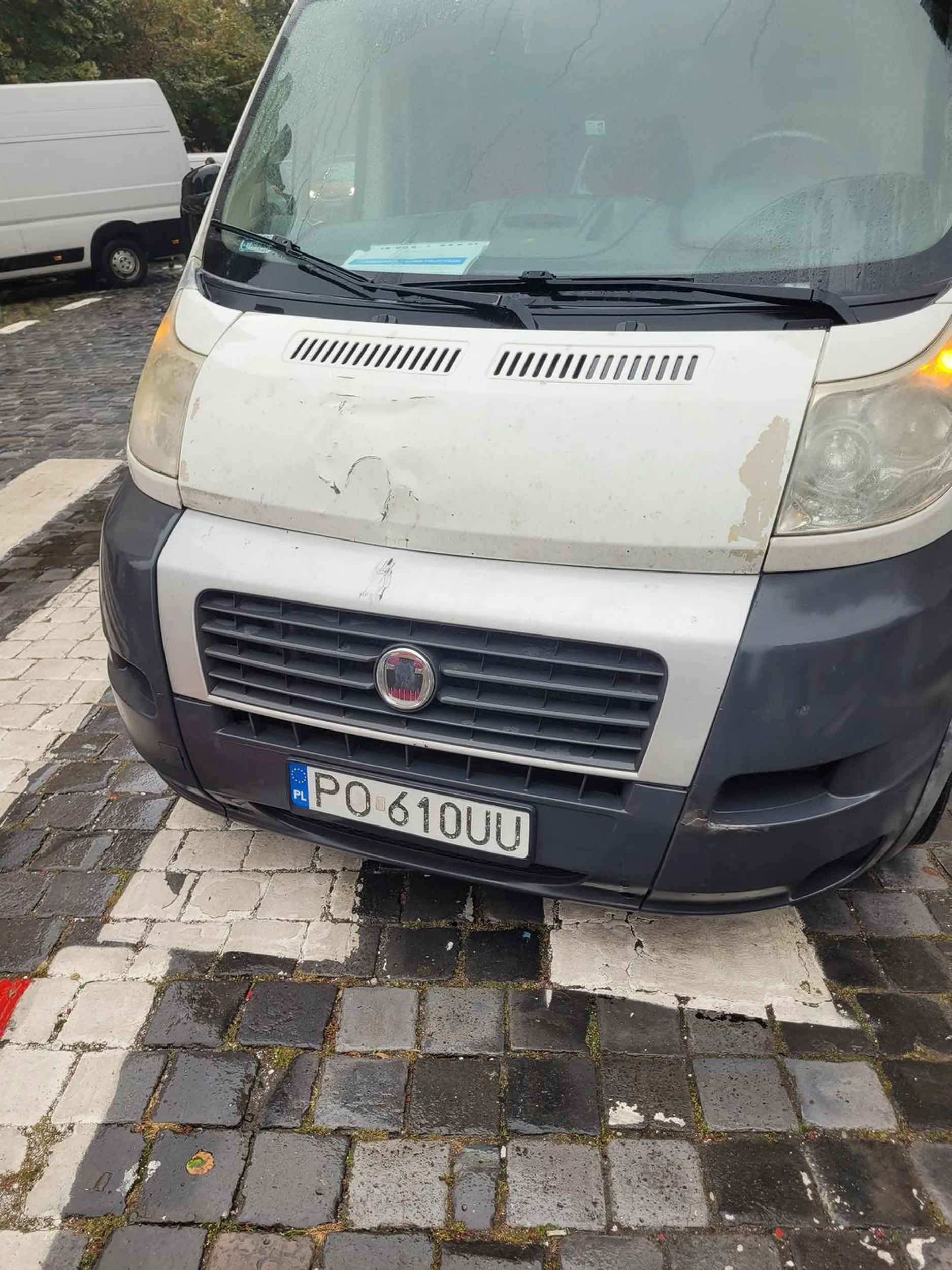 Kierowca parkuje na przejściu dla pieszych blokując widoczność pieszym i innym kierowcom. Oczekuje, że to inni będą stosować się do przepisów, gdy to on je łamie.