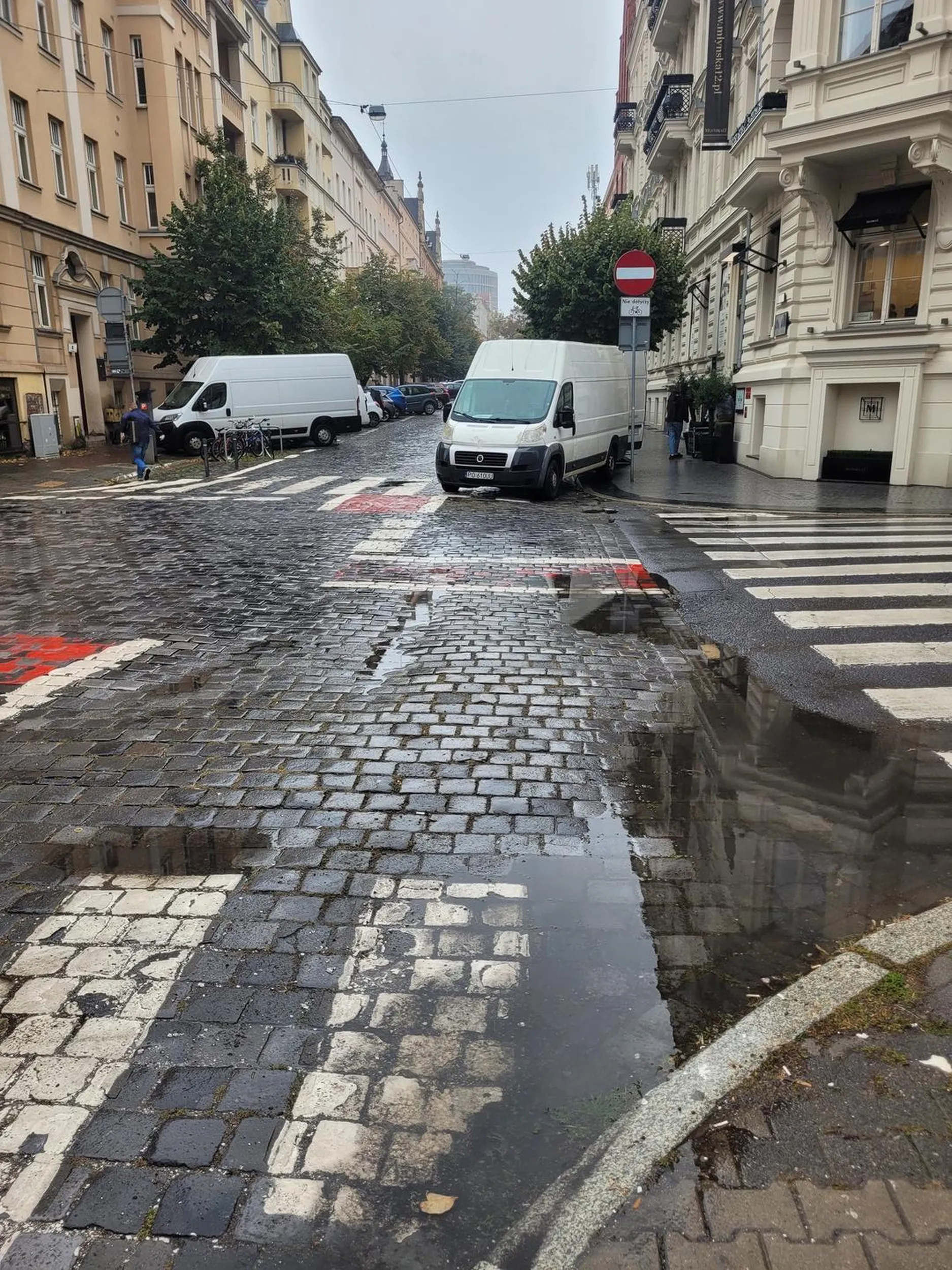 Kierowca parkuje na przejściu dla pieszych blokując widoczność pieszym i innym kierowcom. Oczekuje, że to inni będą stosować się do przepisów, gdy to on je łamie.