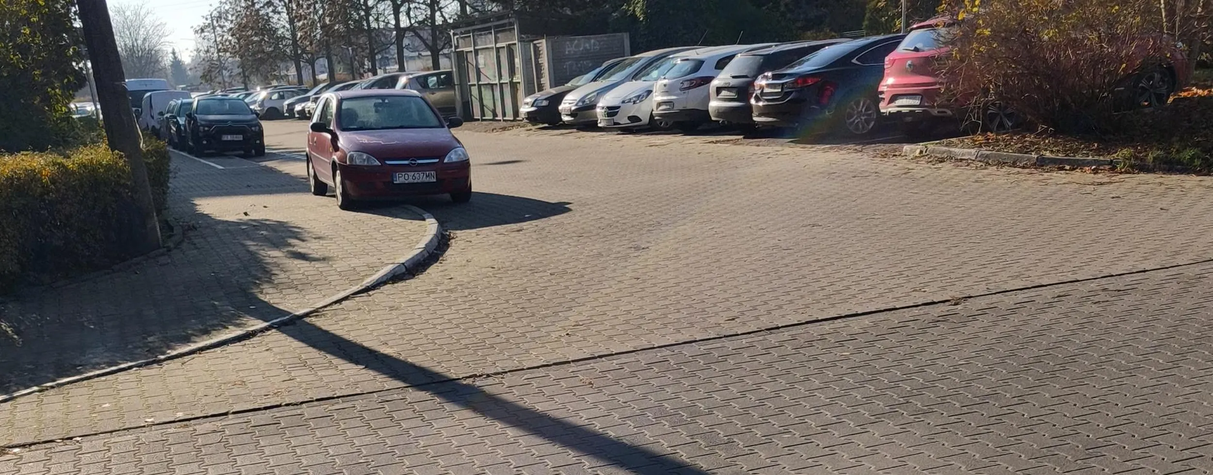 Poza wyznaczonym miejscem i na skrzyzowaniu to idealne miejsce na parking