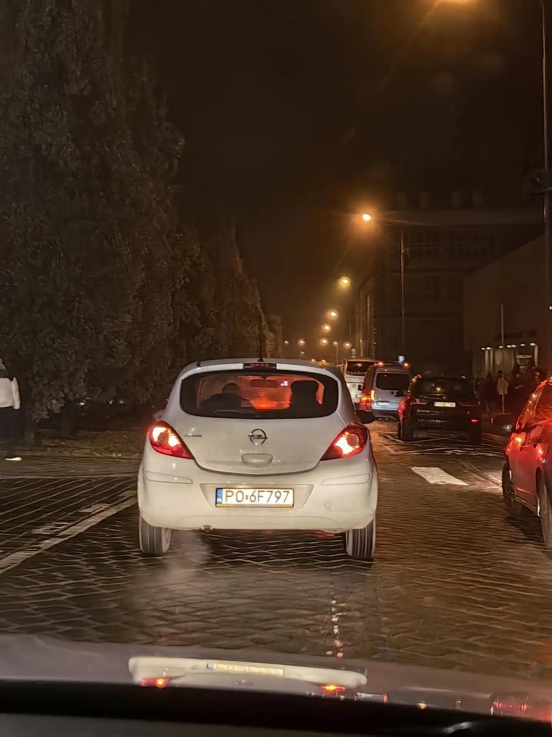 Cham i prostak za kierownicą. Przy wyjeździe z galerii MM wymusza pierwszeństwo wpychając się na inne pojazdy i z 1 pasa drogi jednokierunkowej robi sobie 2 pasy spychając inne pojazdy na bok bo "on jedzie"