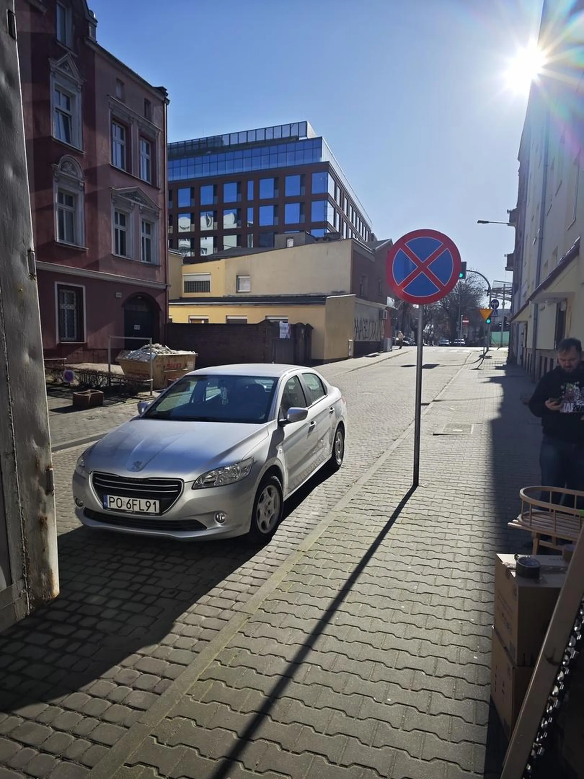 Burak stanął na zakazie blokując załadunek busa do przeprowadzek którego ekipa ładowała meblami