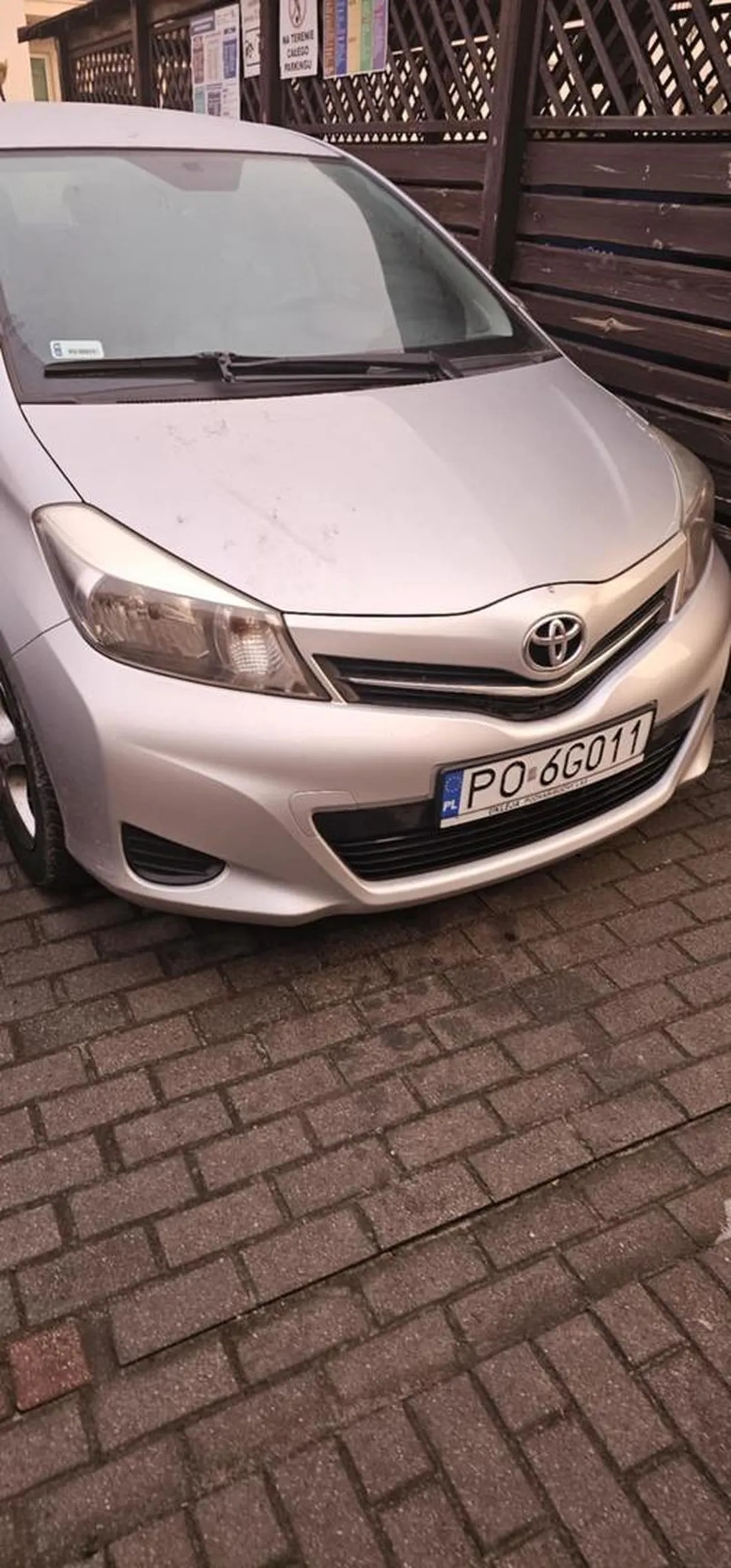 Parkowanie to dla tej pani ciężka sprawa .