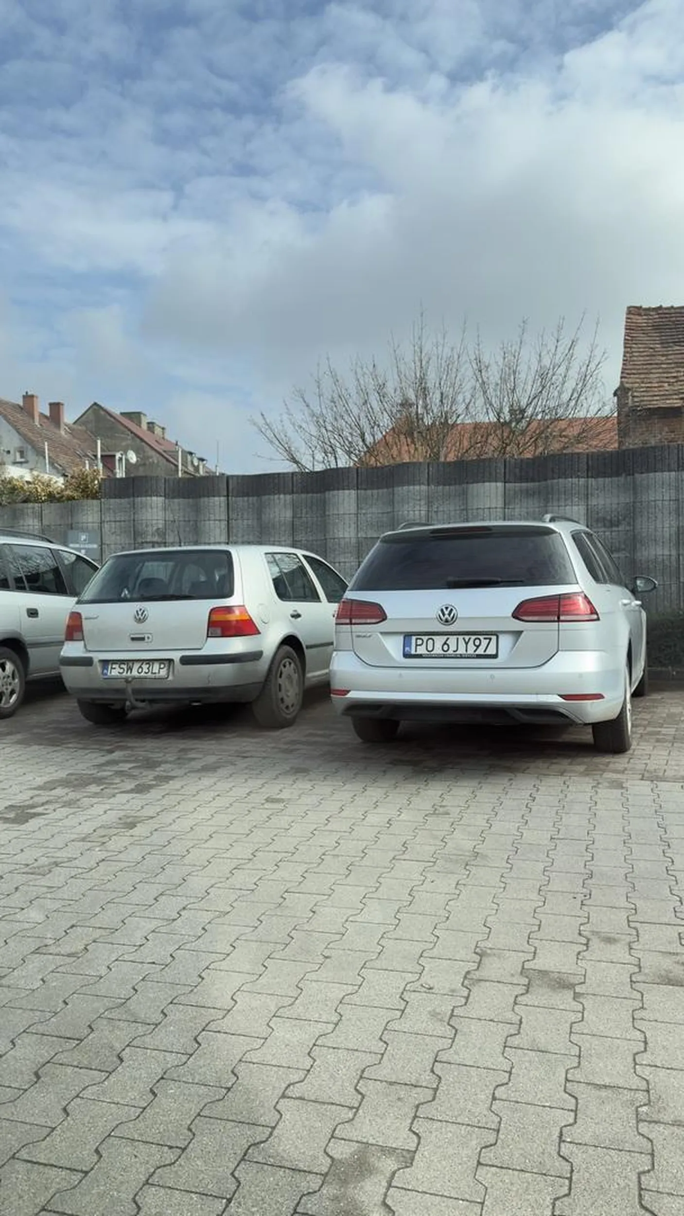 żywa kamera pisówka. Typowy poznaniak. Robi zdjęcia każdemu kto stanie na miejscu rodzinnym. Nie polecam.