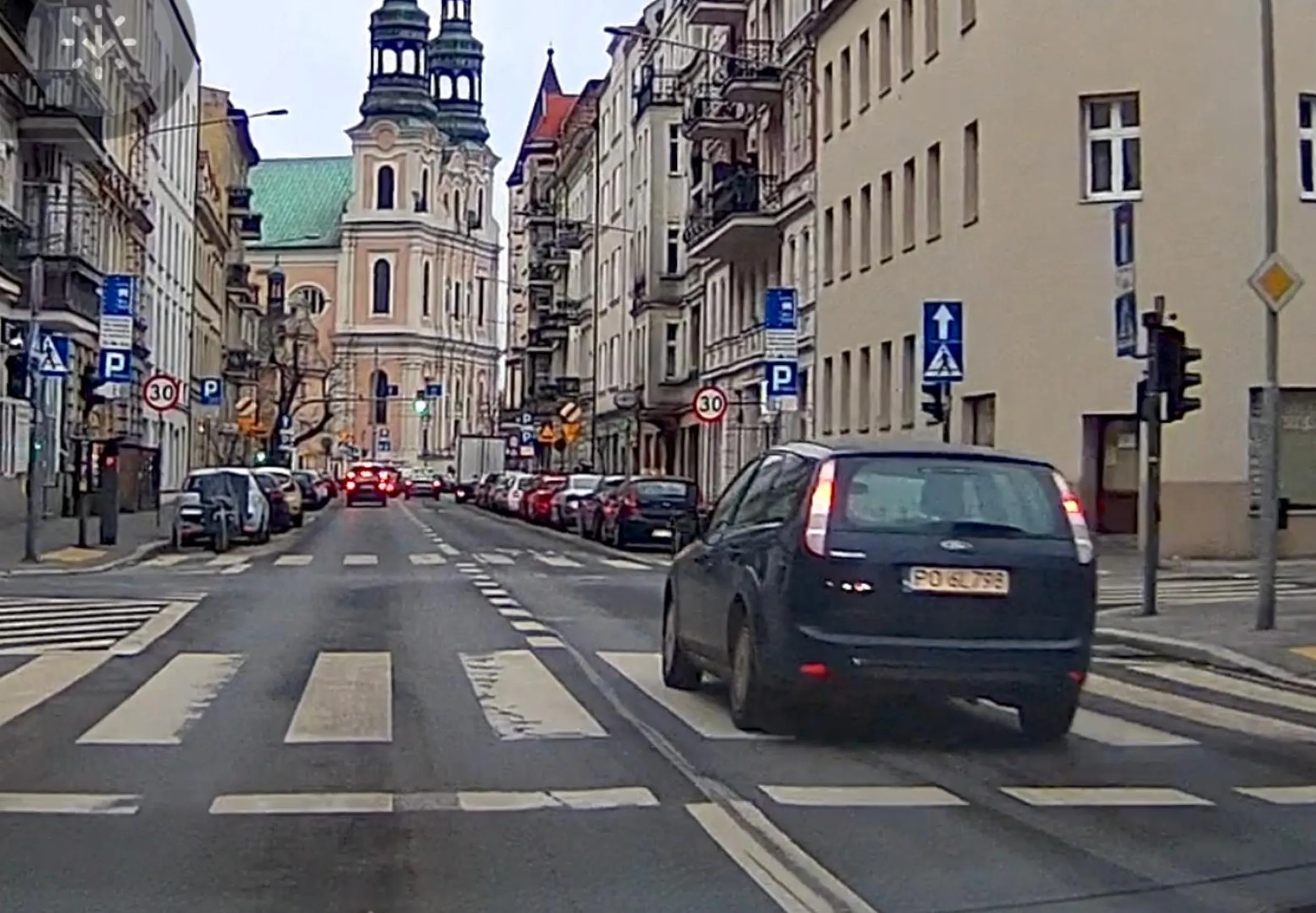 Poznań. Wyprzedza buspasem