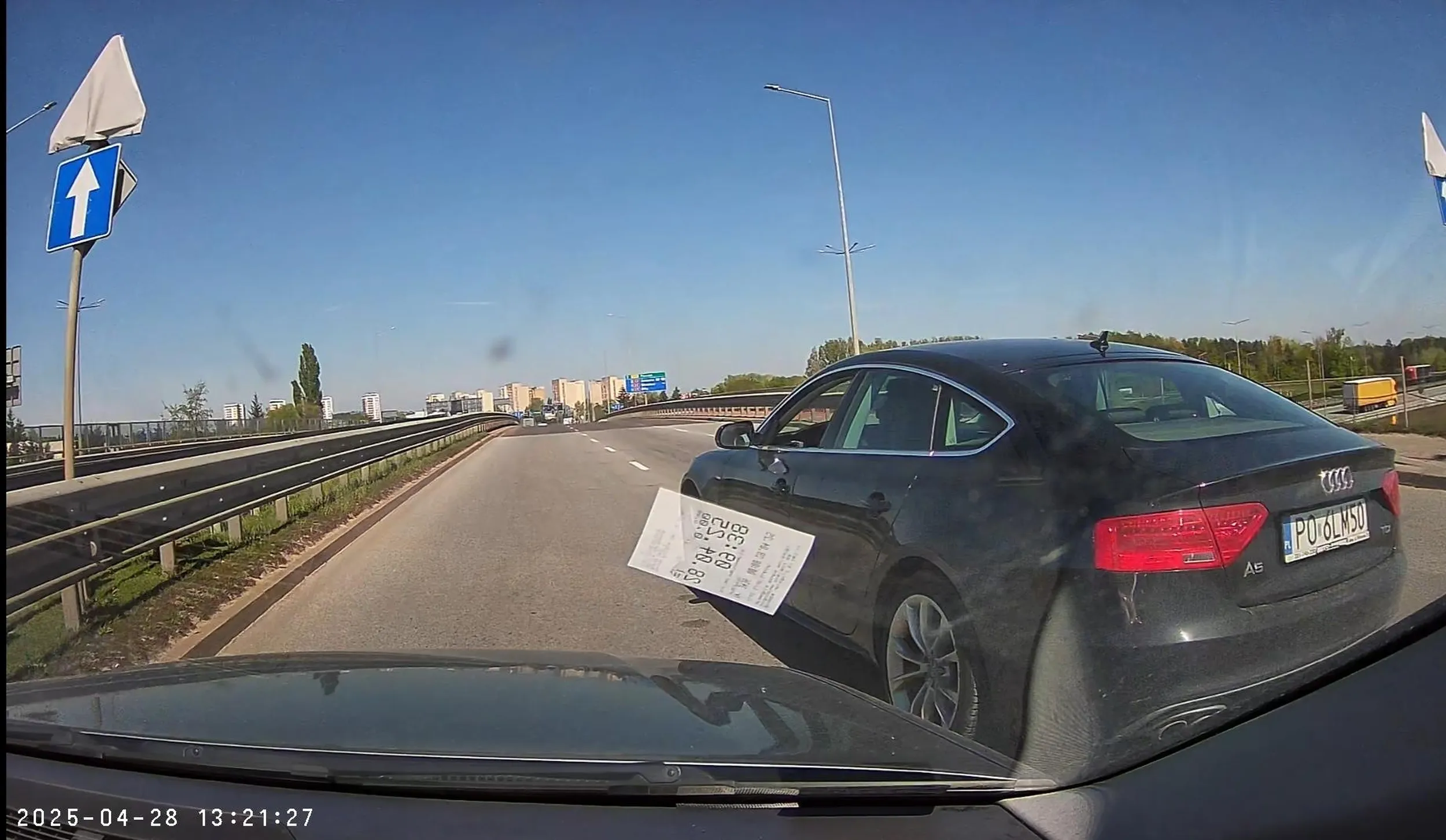 Uwaga ! Niebezpieczny kierowca, zajeżdża drogę i nie zważa na innych uczestników ruchu drogowego.