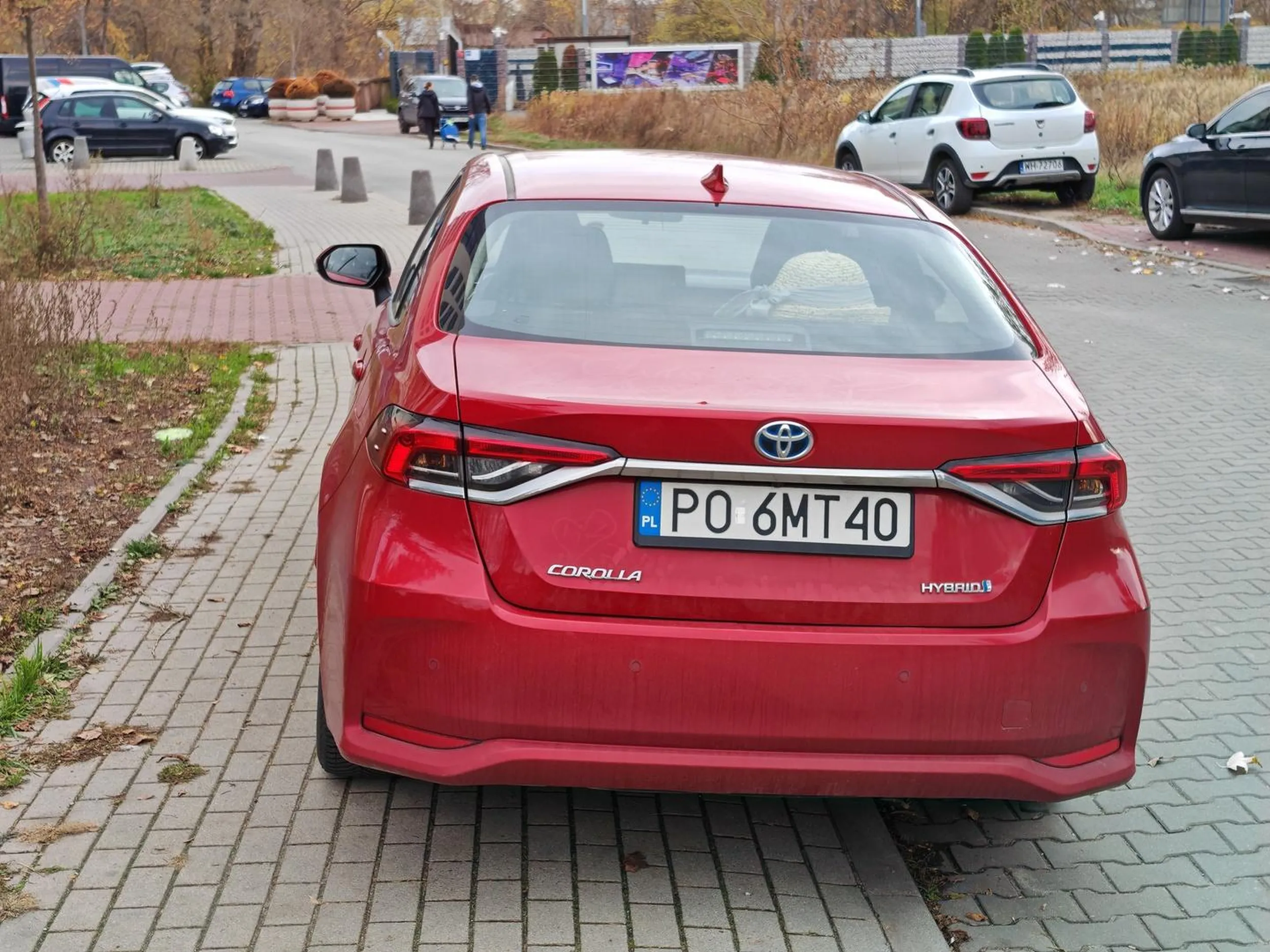 Amator parkowania na chodniku, a piesi - a piesi na drogę...