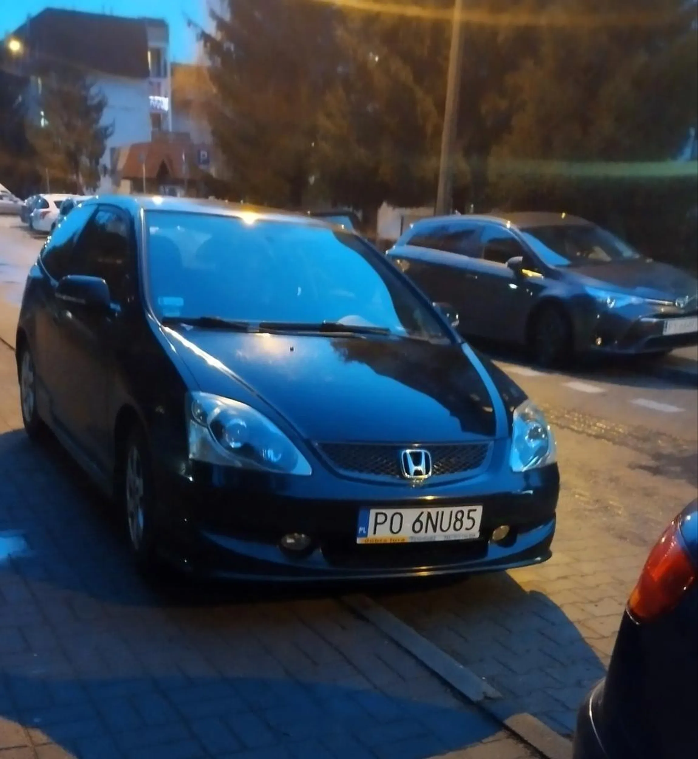 Parkowanie poza wyznaczonym miejscem. Wroc na kurs wytlumacza o co chodzi z bialymi liniami.