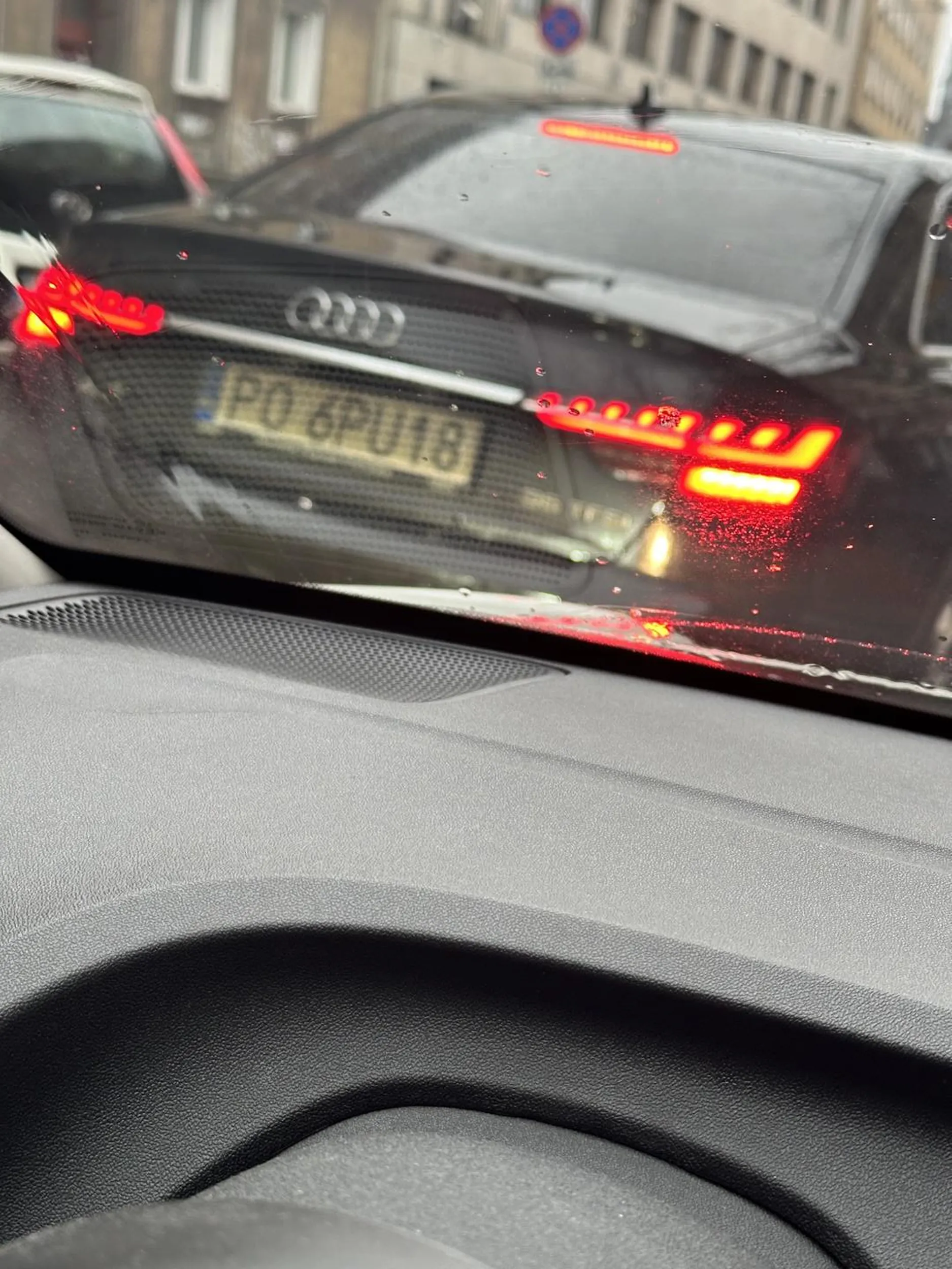 Palant, który próbuje podbudować sobie ego A4 w najuboższym pakiecie. Zablokował pas do skrętu w prawo, samemu jadąc innym pasem.