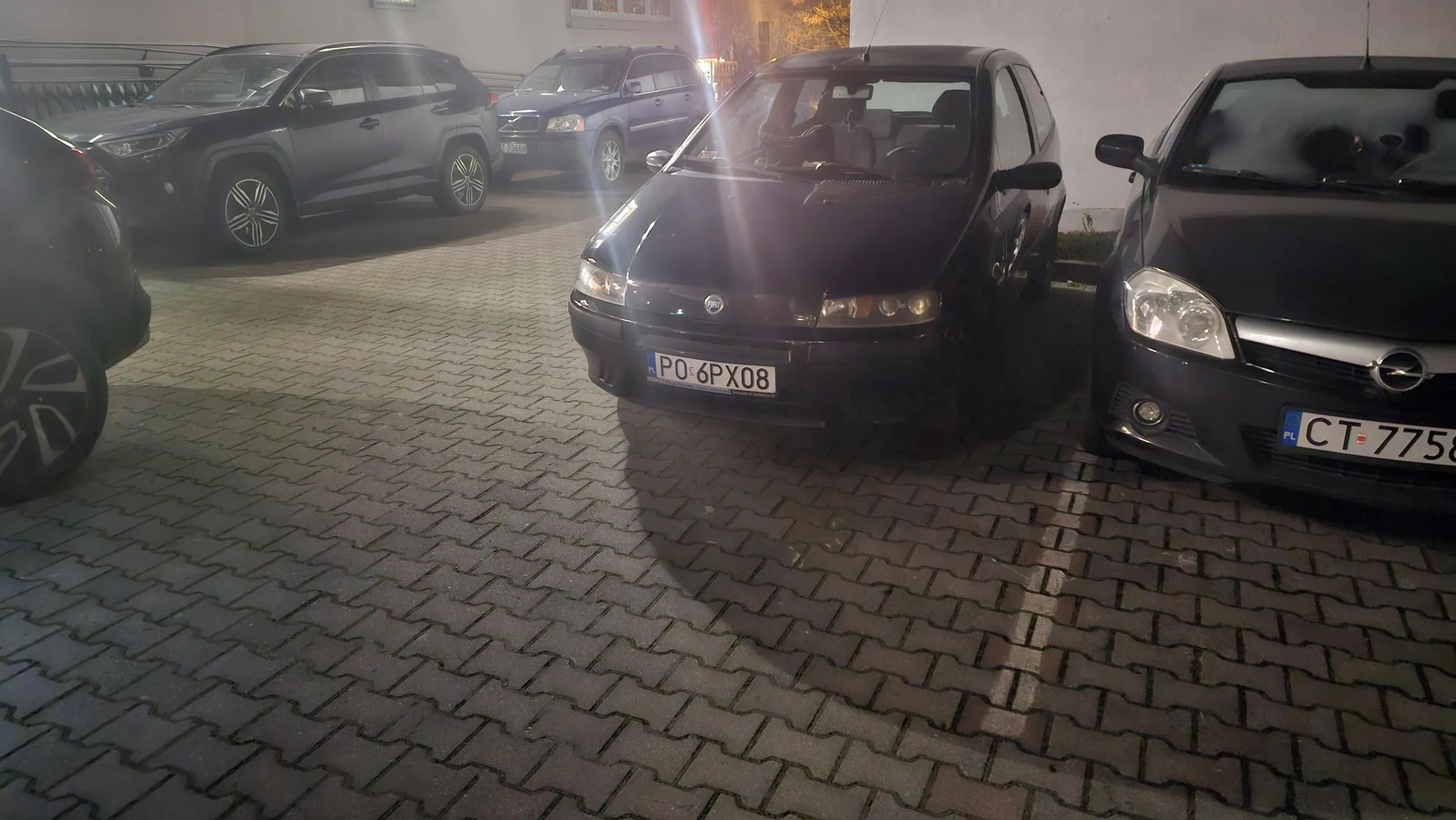 No mistrz/mistrzyni parkowania. Nie ma to jak zablokować wyjazd. Brak wyobraźni...