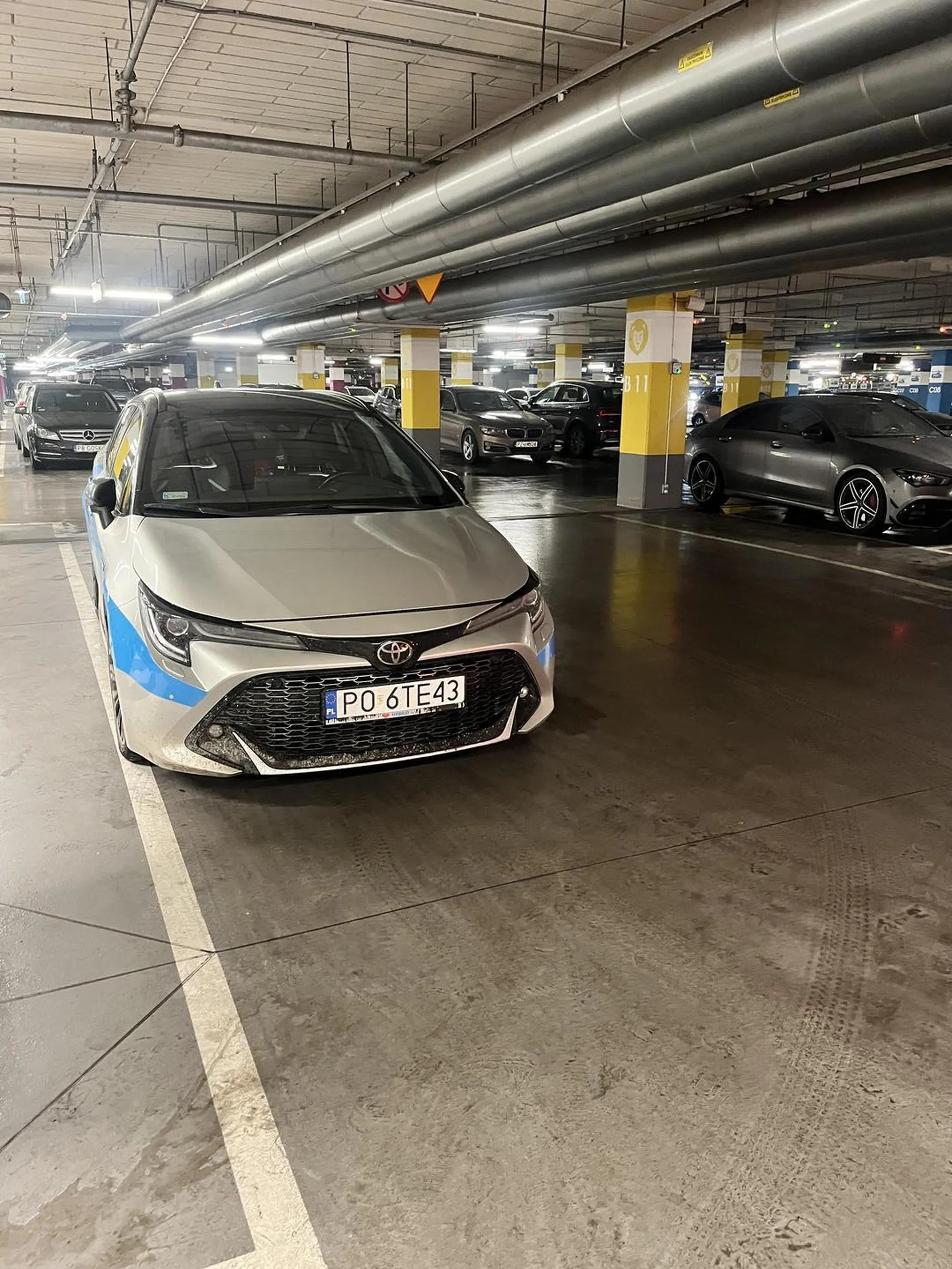 Parkuje jak osioł i beciarz w Posnani na drodze zamiast na miejscu przy pustym parkingu.