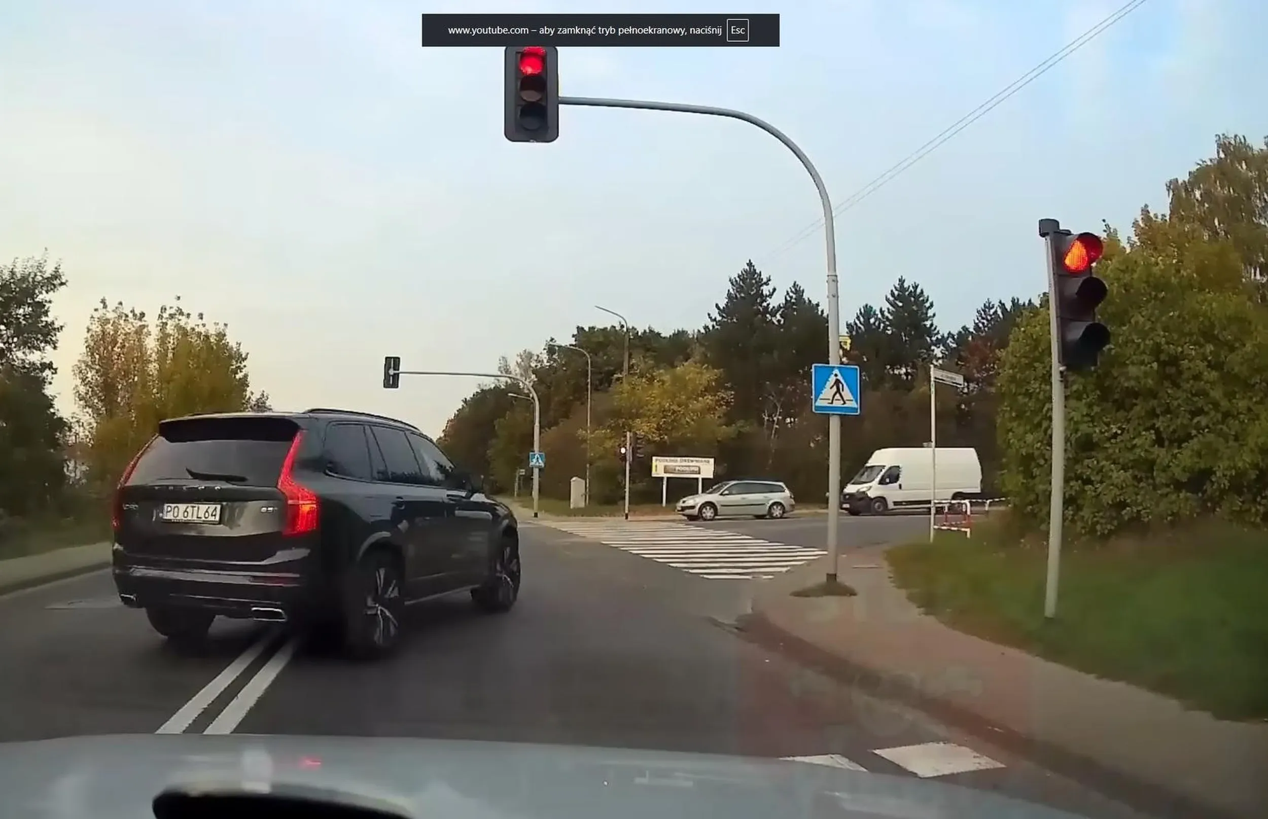 Półgłówek w Volvo wymija sobie auta stojące na czerwonym.