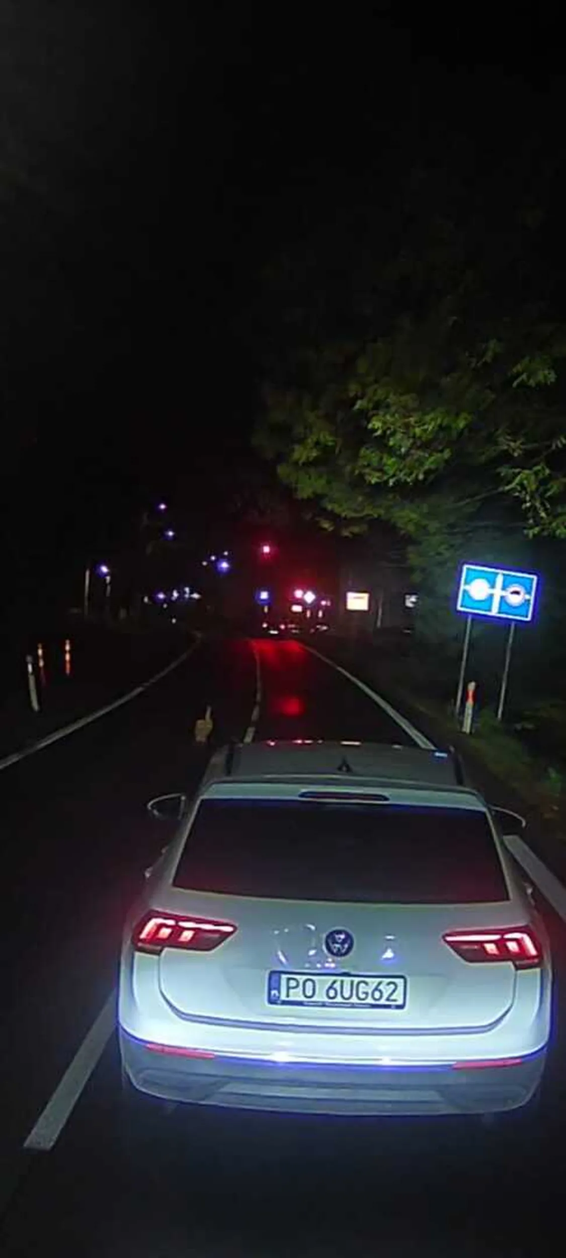 Uważajcie na tego gamonia, jeździ poniżej dopuszczalnej prędkości, a jak ktoś próbuje wyprzedzić to przyspiesza, potem gwałtownie hamuje, a spróbuj pomrugać długimi lub użyć klaksonu to pokazuje środkowy palec...