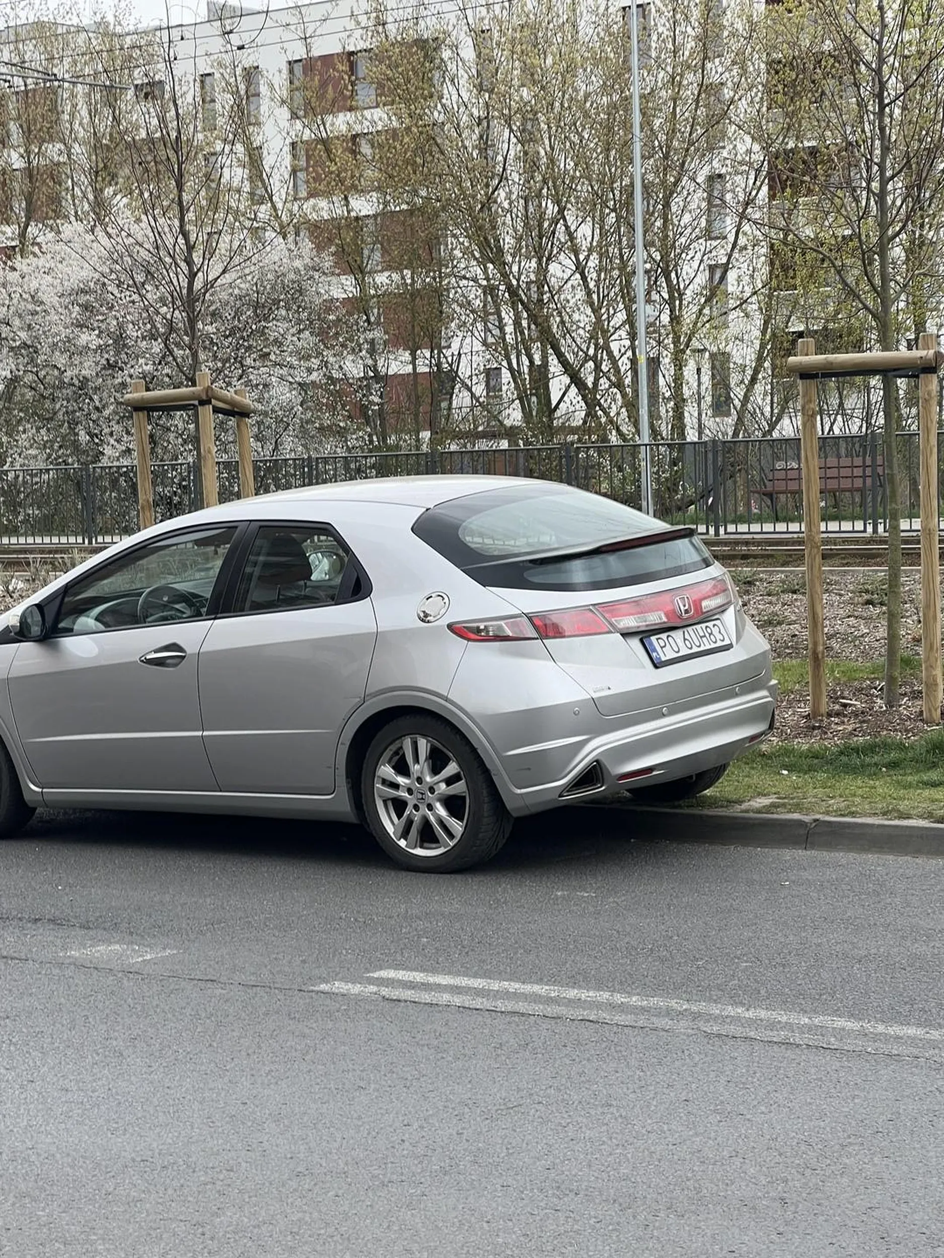Babsko z tego auta z impetem wjechała na trawę przez około 20 metrów przejeżdżając prawie mnie i mojego psa. Dzieliło nas zaledwie kilka cm.