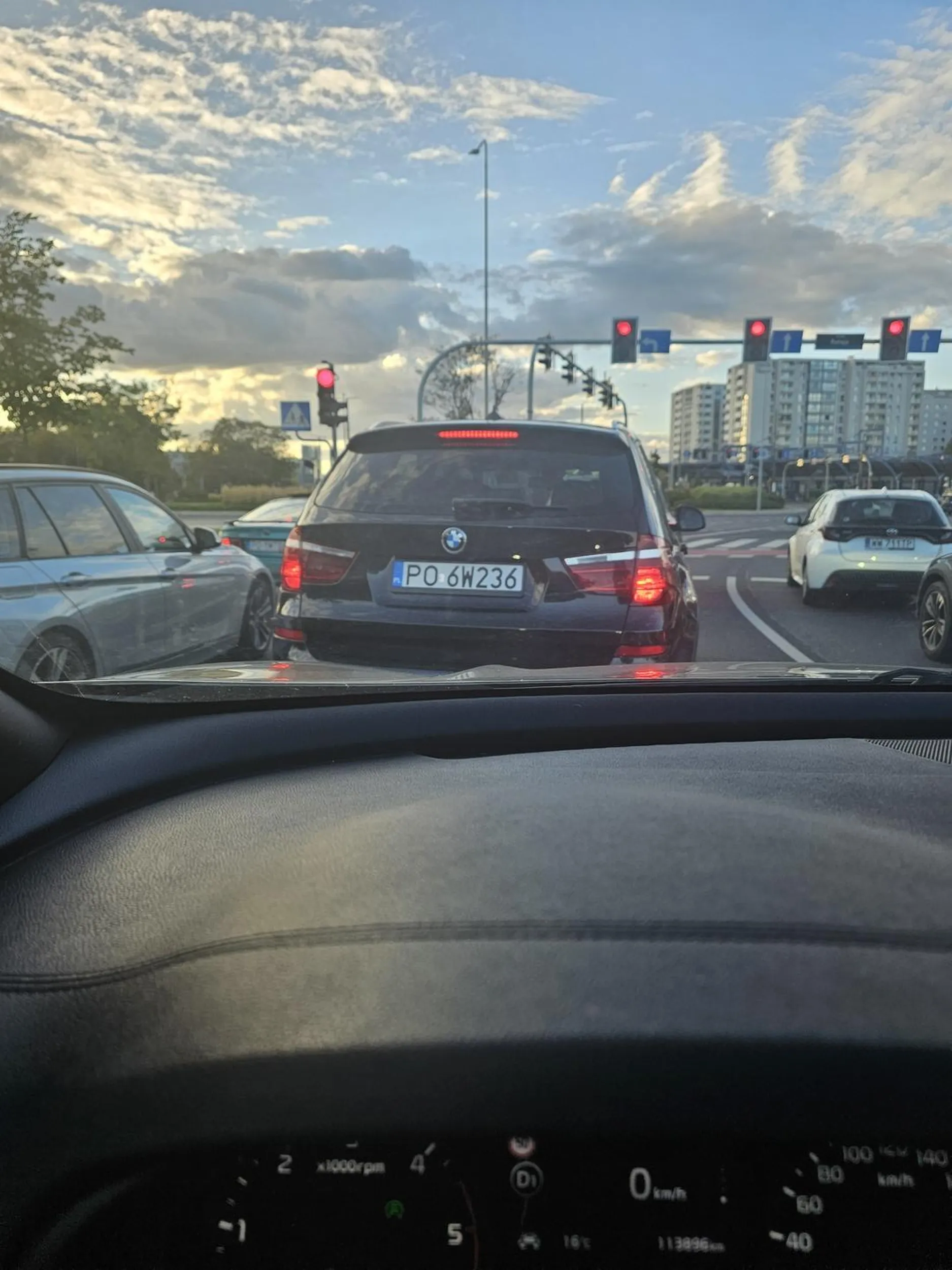 Typowy Poznański kierowca w BMW. Wymusza zajęcie pasa pakując Ci się na Twój samochód.