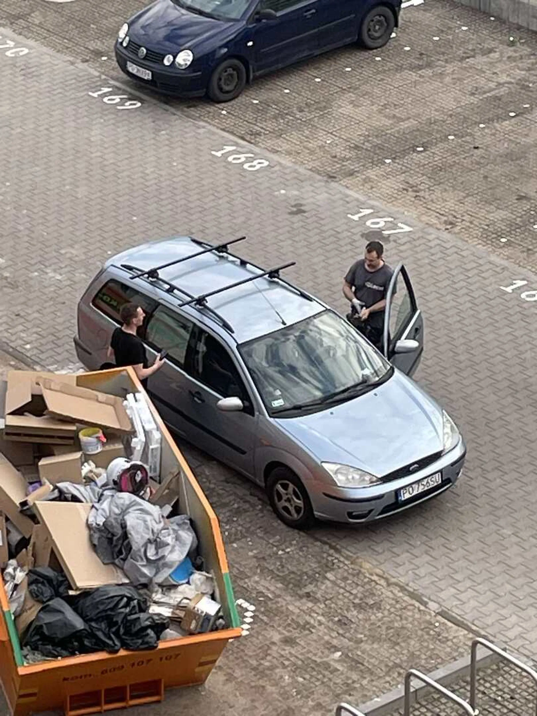 Przywożą (podrzucają) samochodem odpady budowlane do prywatnych kontenerów
