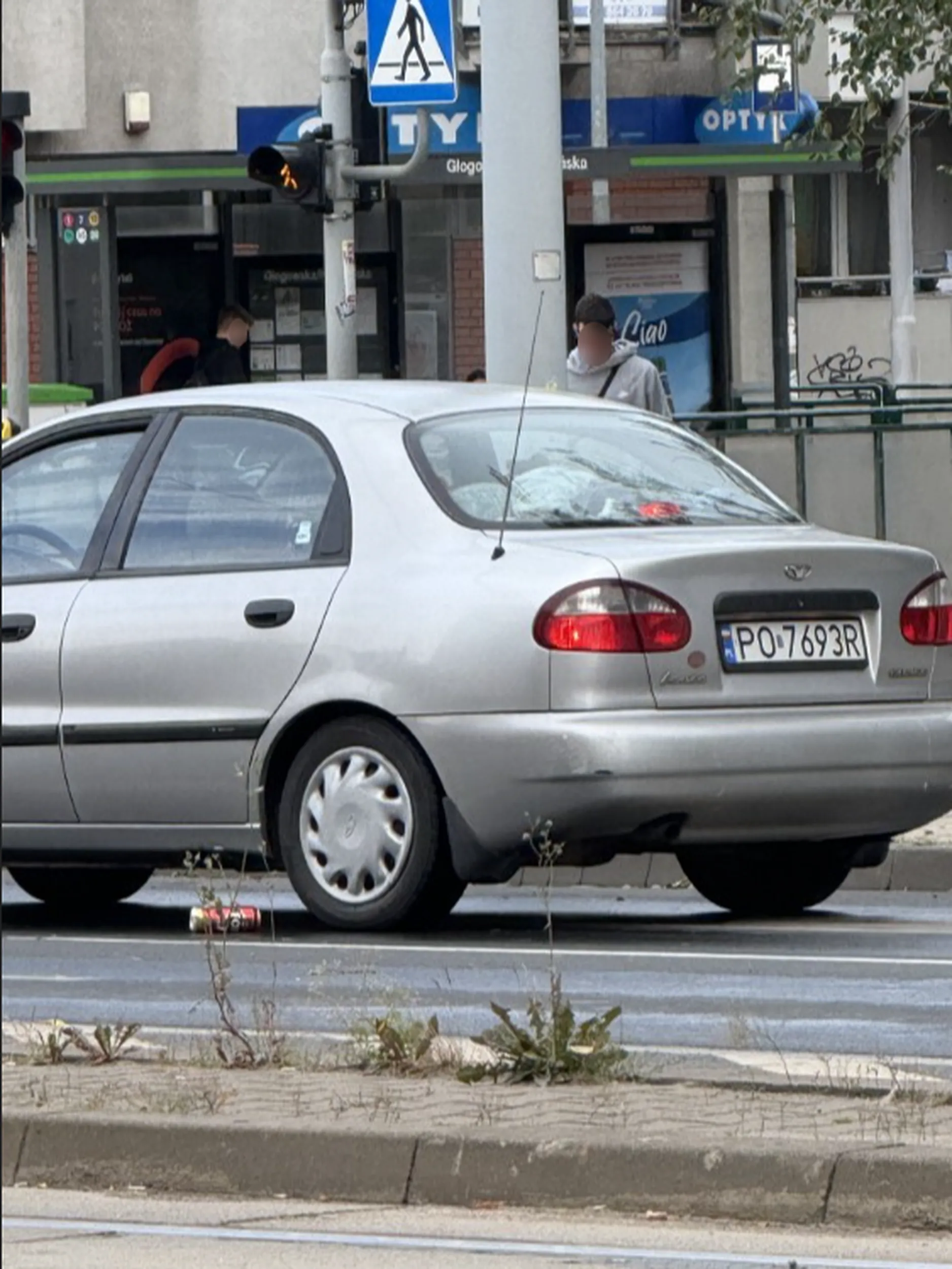 Śmieci wyrzuca się do śmietnika a nie przez okno na drogę.