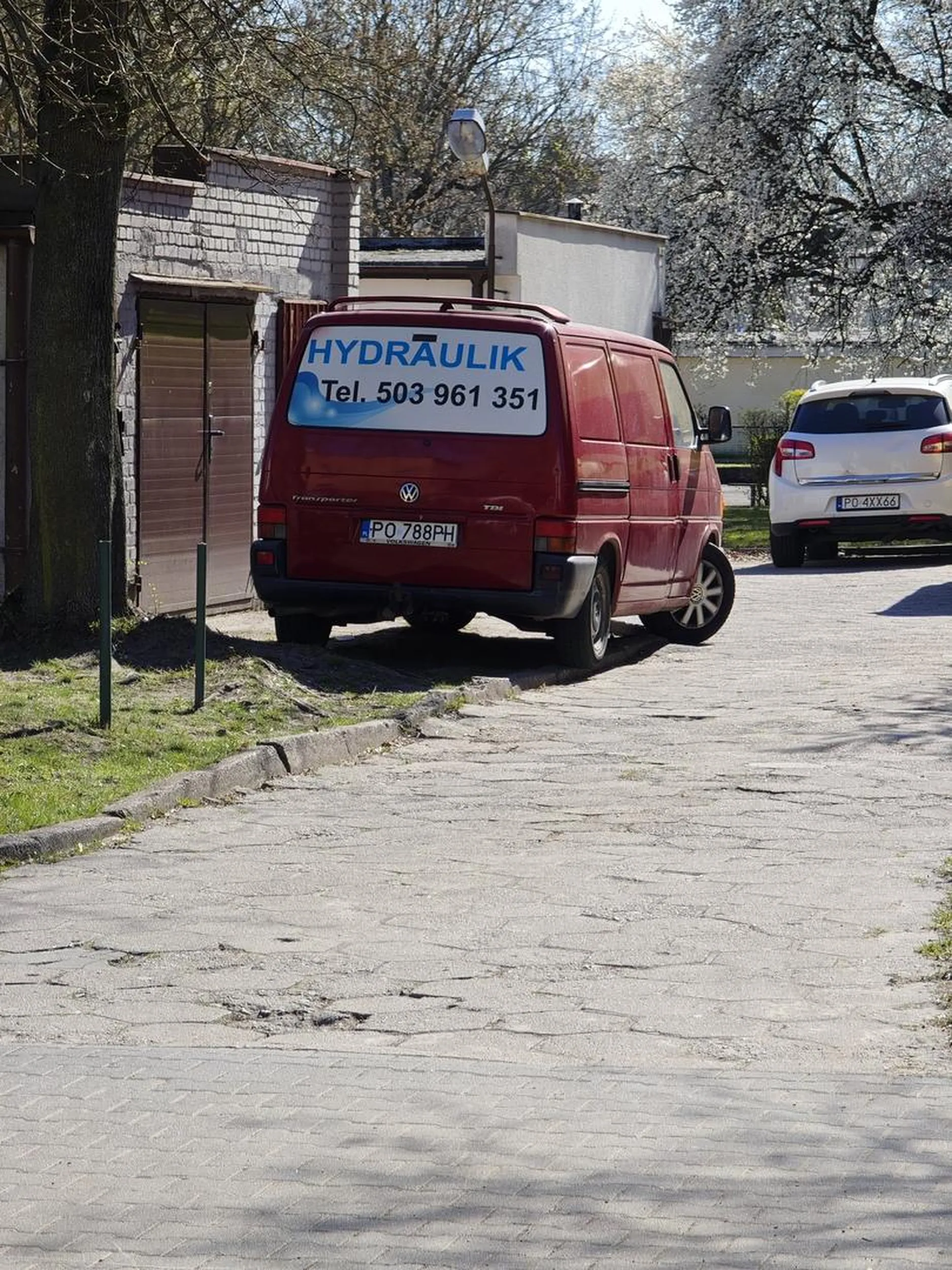 Właściciel pojazdu straszny cham. Zastawił wyjazd z garażu a kiedy właściciel garażu poprosił o przedstawienie tego złoma, to kierowca go opluł