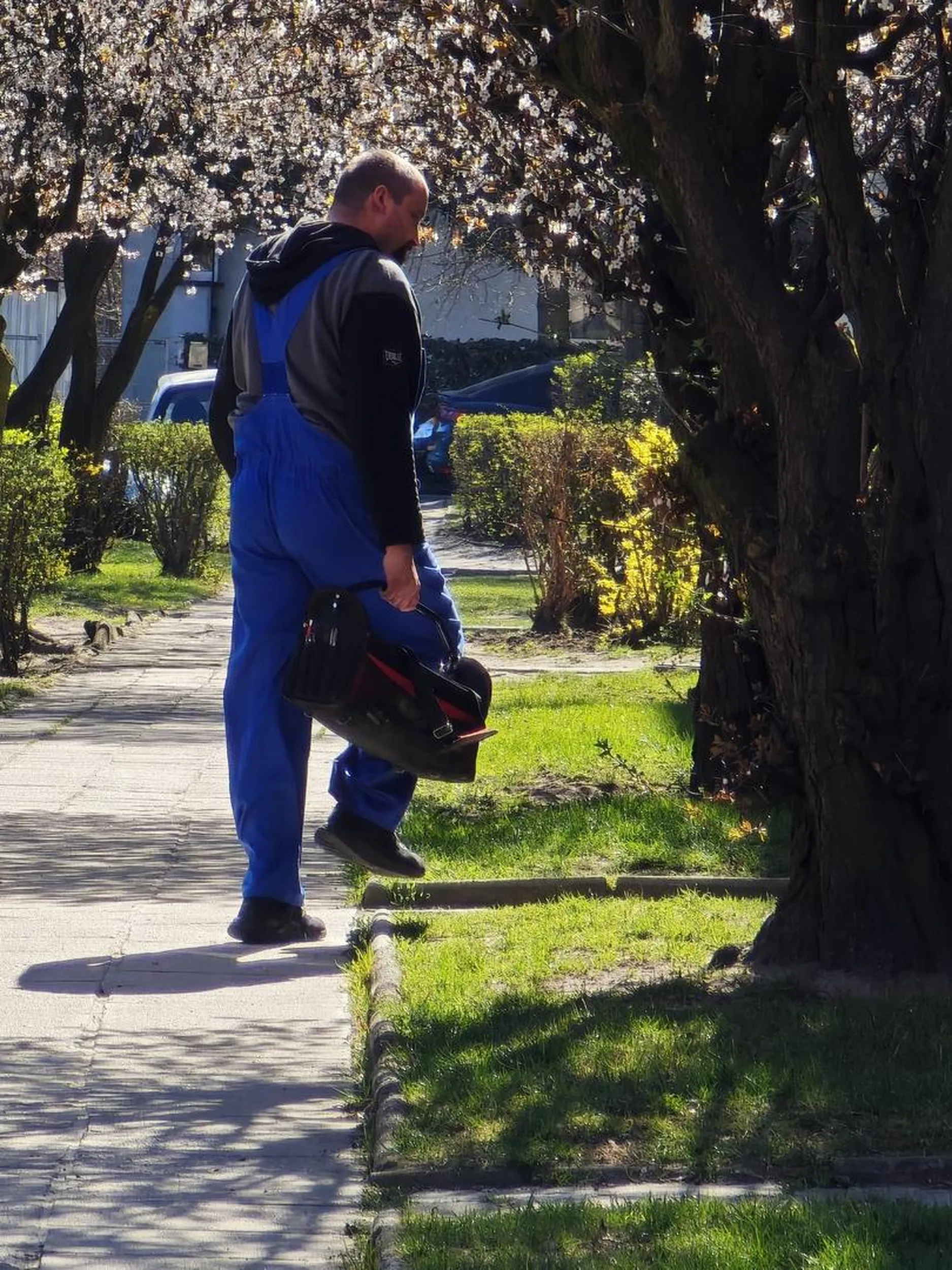 Właściciel pojazdu straszny cham. Zastawił wyjazd z garażu a kiedy właściciel garażu poprosił o przedstawienie tego złoma, to kierowca go opluł