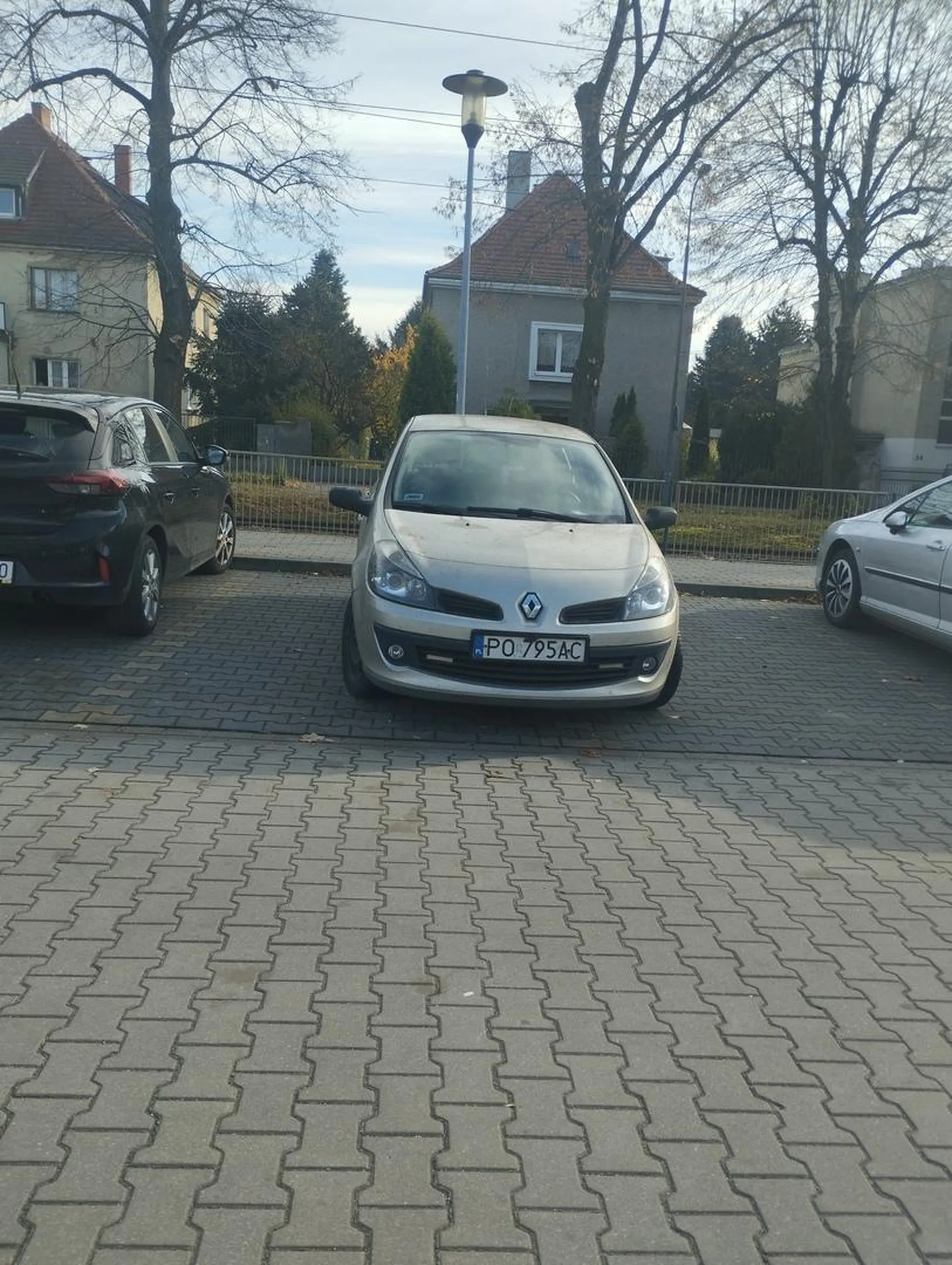Ciasny parking dużo samochodów a panicz zajmie dwa miejsca