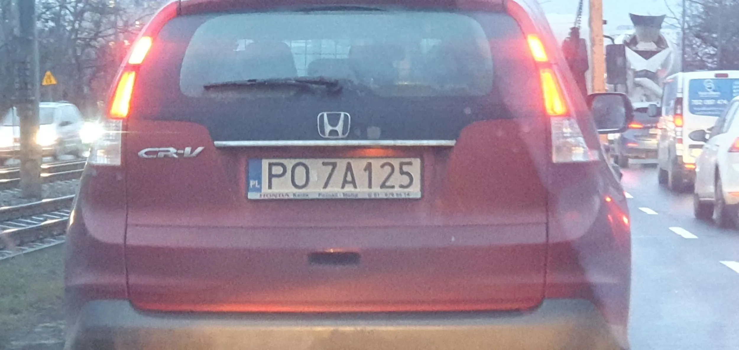 Tępa dzida specjalnie zajeżdża droge i nie wpuszcza na drugi pas nimo obowiązku przez odcinek około kilometra, jeszcze sie przy tym śmiejąc