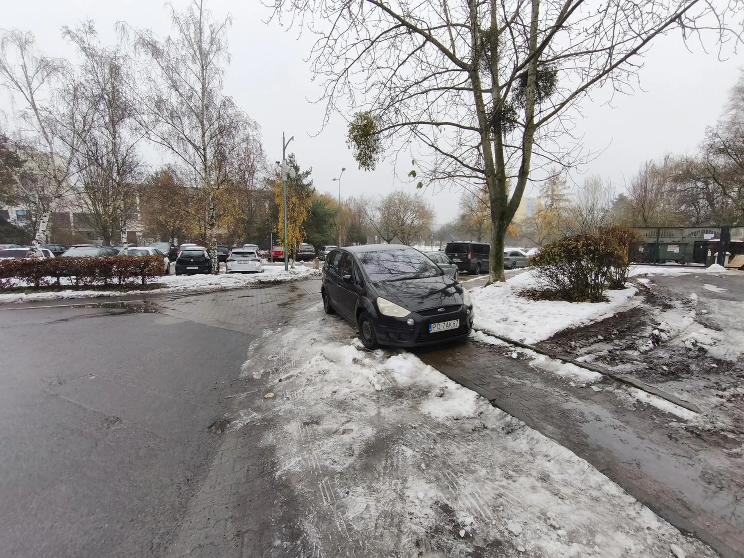 Wspaniałe parkowanie w dniu gdy wszystko jest pokryte lodem i ledwo da się poruszać.
