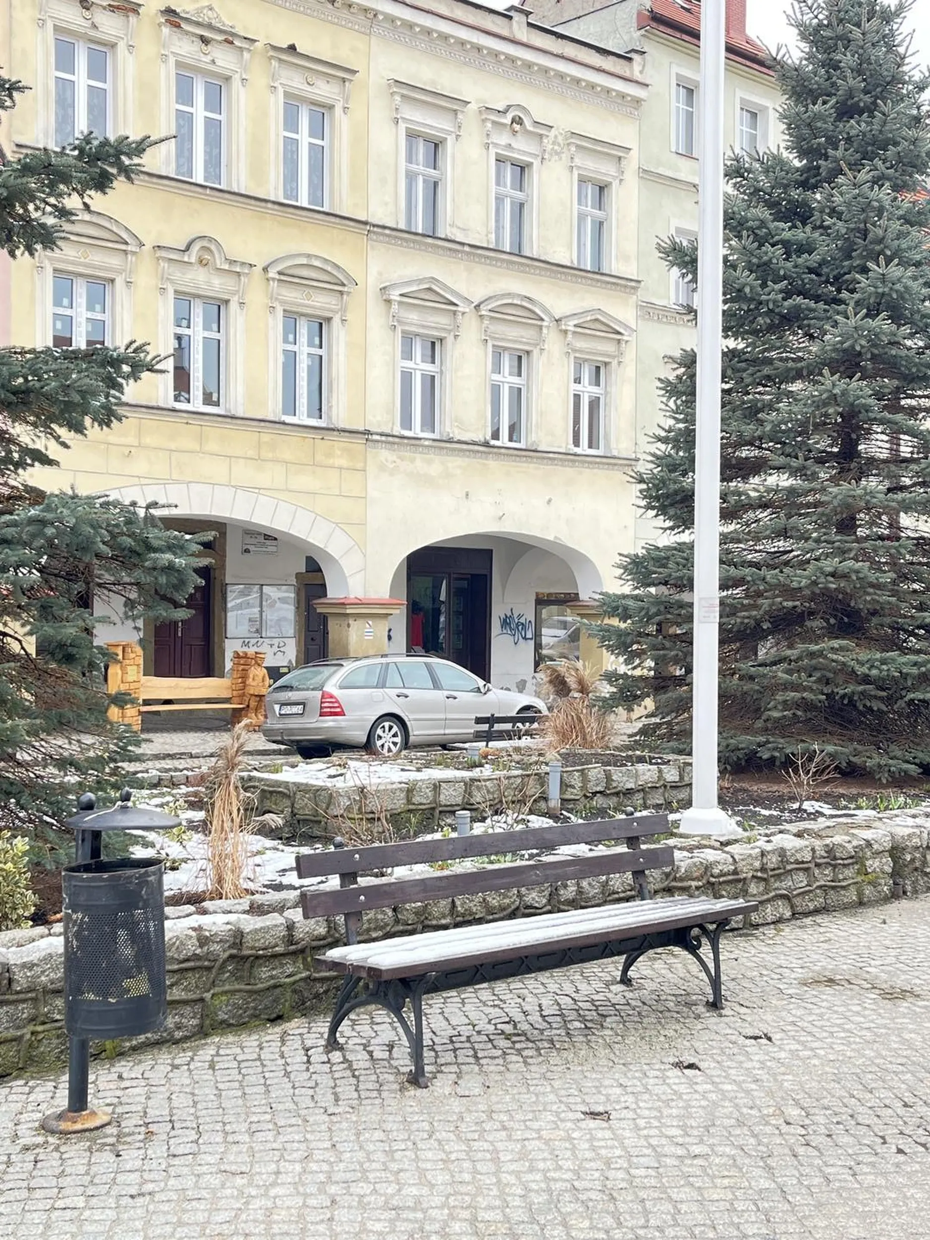 Ale trzeba być idiotą aby parkować w taki sposób na rynku xd