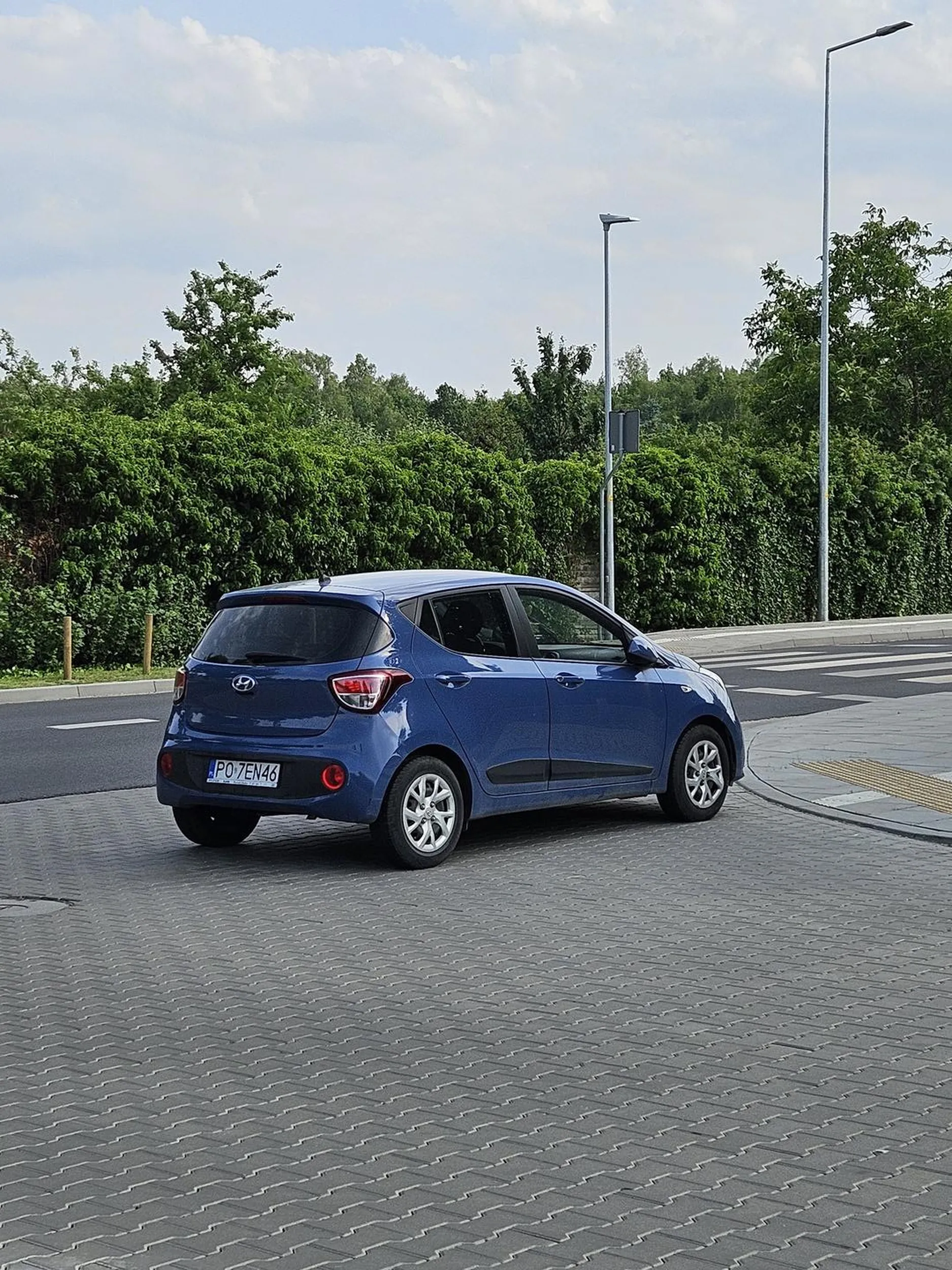 Brawa za parkowanie na środku skrzyżowania