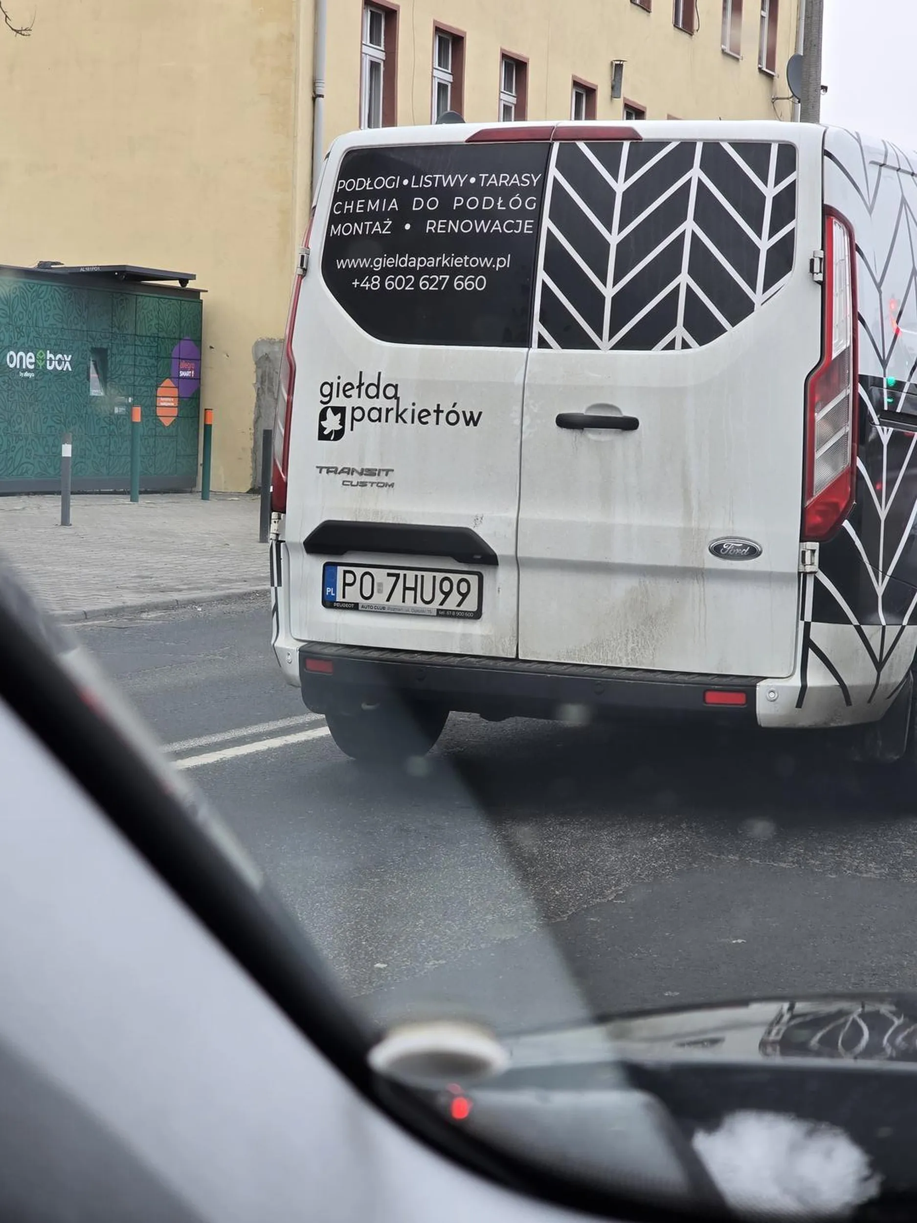 Kierowca wyjątkowy nerwus. Zamiast użyć tego, co ma w głowie, chociaż pewnie nie ma nic, dlatego woli używać klaksonu ile da radę. Czasami warto wyjść zapytać, czy coś się nie stało, a nie cisnąć w klakson.